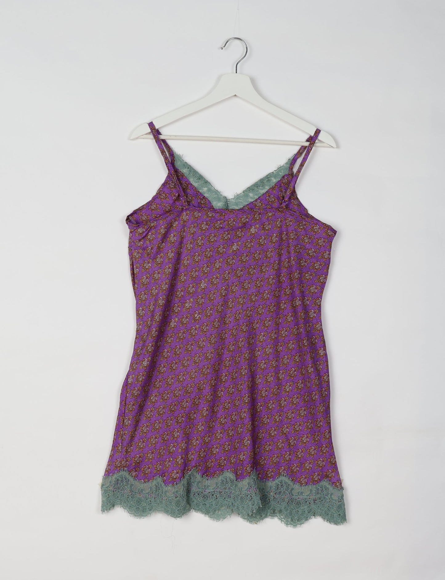 Experience nighttime luxury with our NIGHT DRESS – a true sleeping beauty crafted from upcycled sari fabric by dedicated artisans. Seamlessly combining purpose and comfort, these nightdresses offer a relaxed fit and lightweight material, ideal for sleeping, lounging, or enjoying a tranquil moment sipping coffee on your balcony.