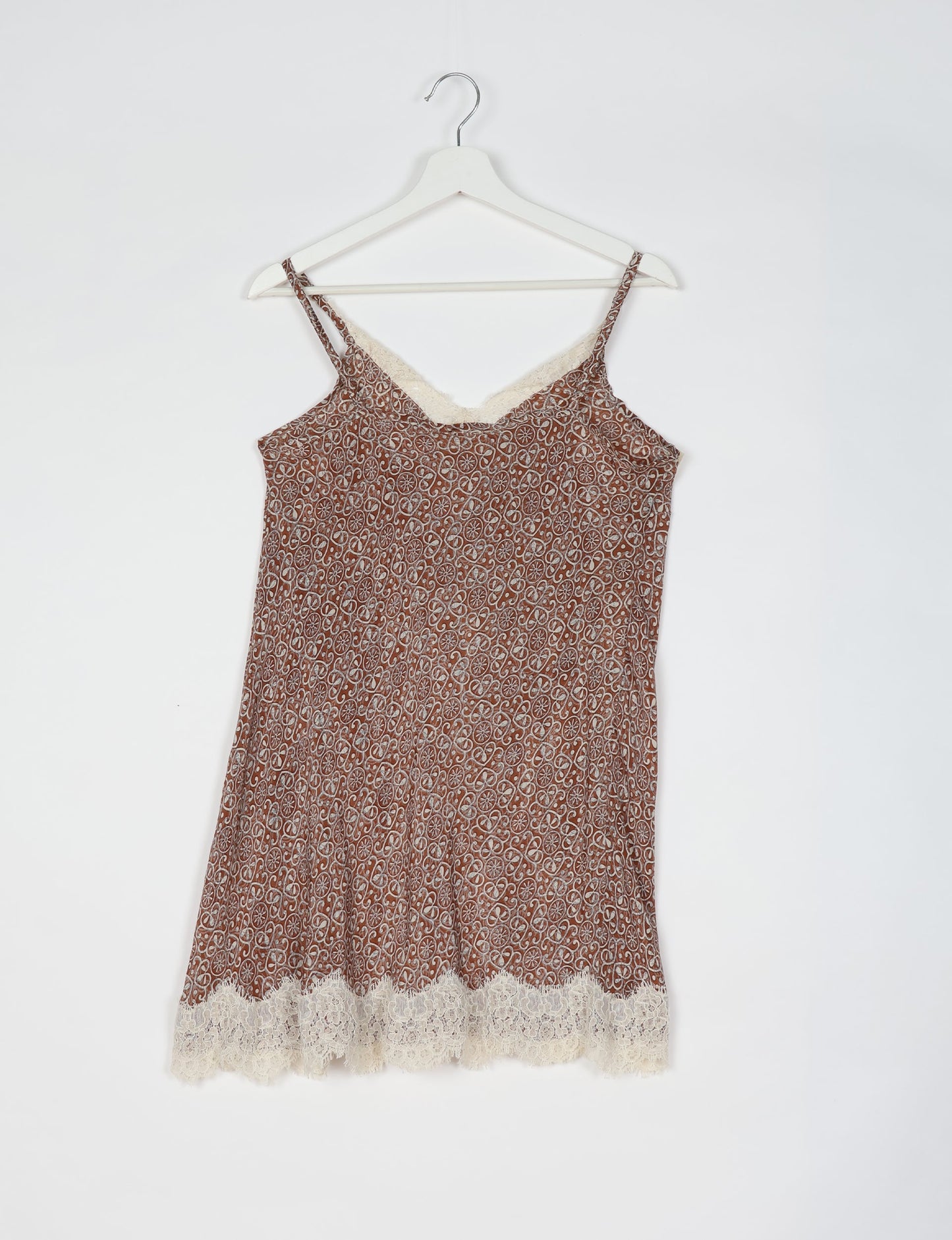 Experience nighttime luxury with our NIGHT DRESS – a true sleeping beauty crafted from upcycled sari fabric by dedicated artisans. Seamlessly combining purpose and comfort, these nightdresses offer a relaxed fit and lightweight material, ideal for sleeping, lounging, or enjoying a tranquil moment sipping coffee on your balcony.