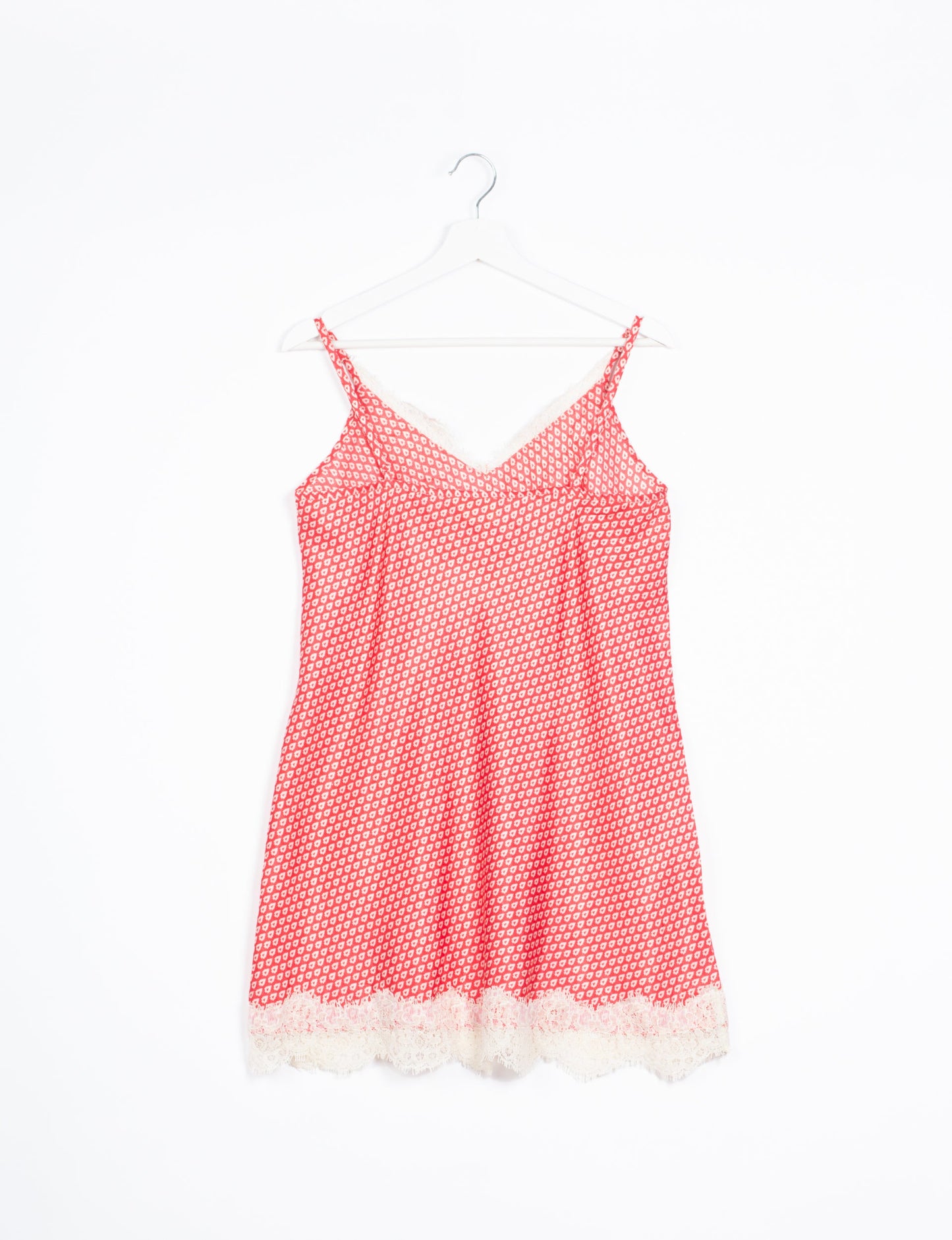 Experience nighttime luxury with our NIGHT DRESS – a true sleeping beauty crafted from upcycled sari fabric by dedicated artisans. Seamlessly combining purpose and comfort, these nightdresses offer a relaxed fit and lightweight material, ideal for sleeping, lounging, or enjoying a tranquil moment sipping coffee on your balcony.