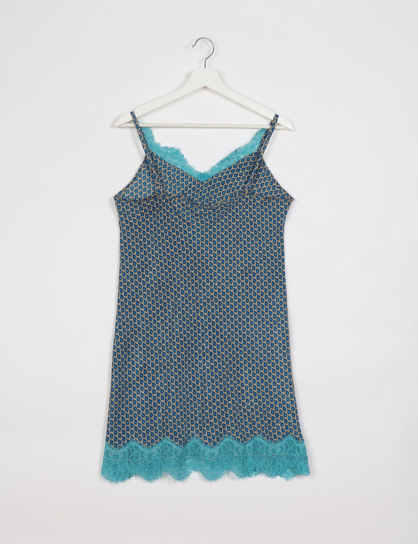 Experience nighttime luxury with our NIGHT DRESS – a true sleeping beauty crafted from upcycled sari fabric by dedicated artisans. Seamlessly combining purpose and comfort, these nightdresses offer a relaxed fit and lightweight material, ideal for sleeping, lounging, or enjoying a tranquil moment sipping coffee on your balcony.