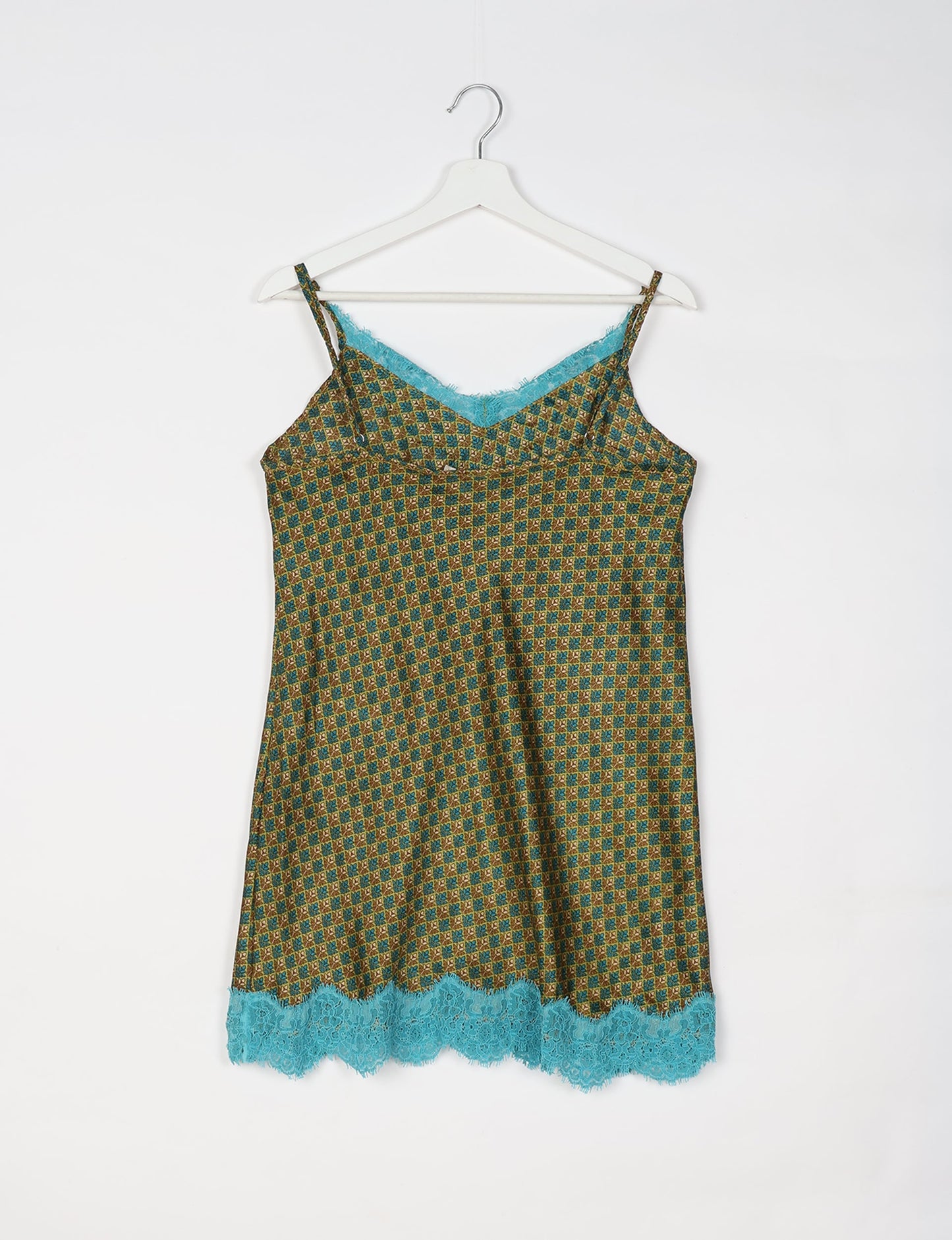 Experience nighttime luxury with our NIGHT DRESS – a true sleeping beauty crafted from upcycled sari fabric by dedicated artisans. Seamlessly combining purpose and comfort, these nightdresses offer a relaxed fit and lightweight material, ideal for sleeping, lounging, or enjoying a tranquil moment sipping coffee on your balcony.