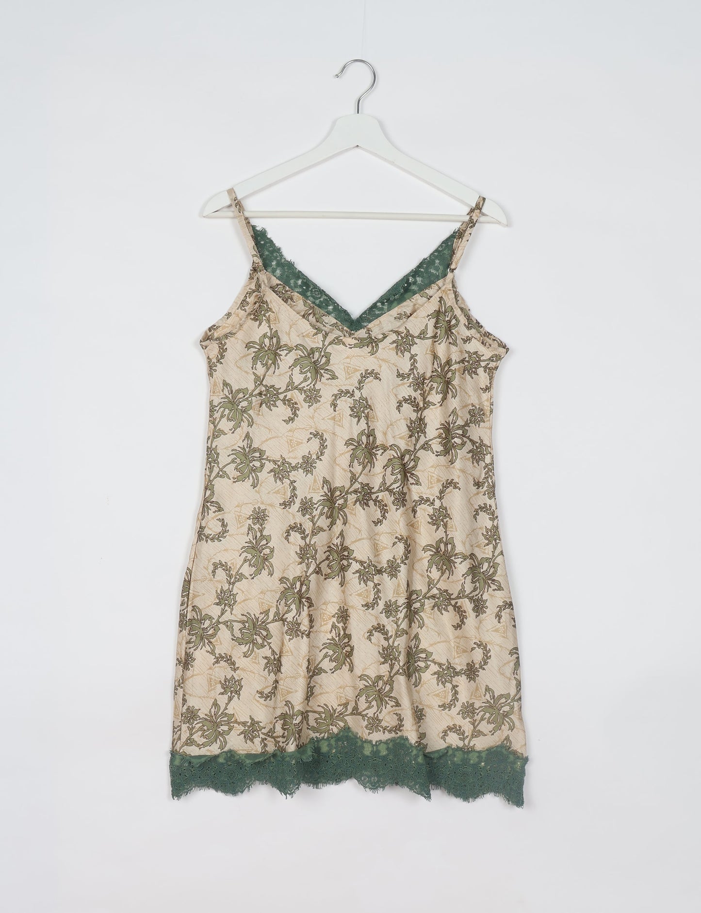 Experience nighttime luxury with our NIGHT DRESS – a true sleeping beauty crafted from upcycled sari fabric by dedicated artisans. Seamlessly combining purpose and comfort, these nightdresses offer a relaxed fit and lightweight material, ideal for sleeping, lounging, or enjoying a tranquil moment sipping coffee on your balcony.