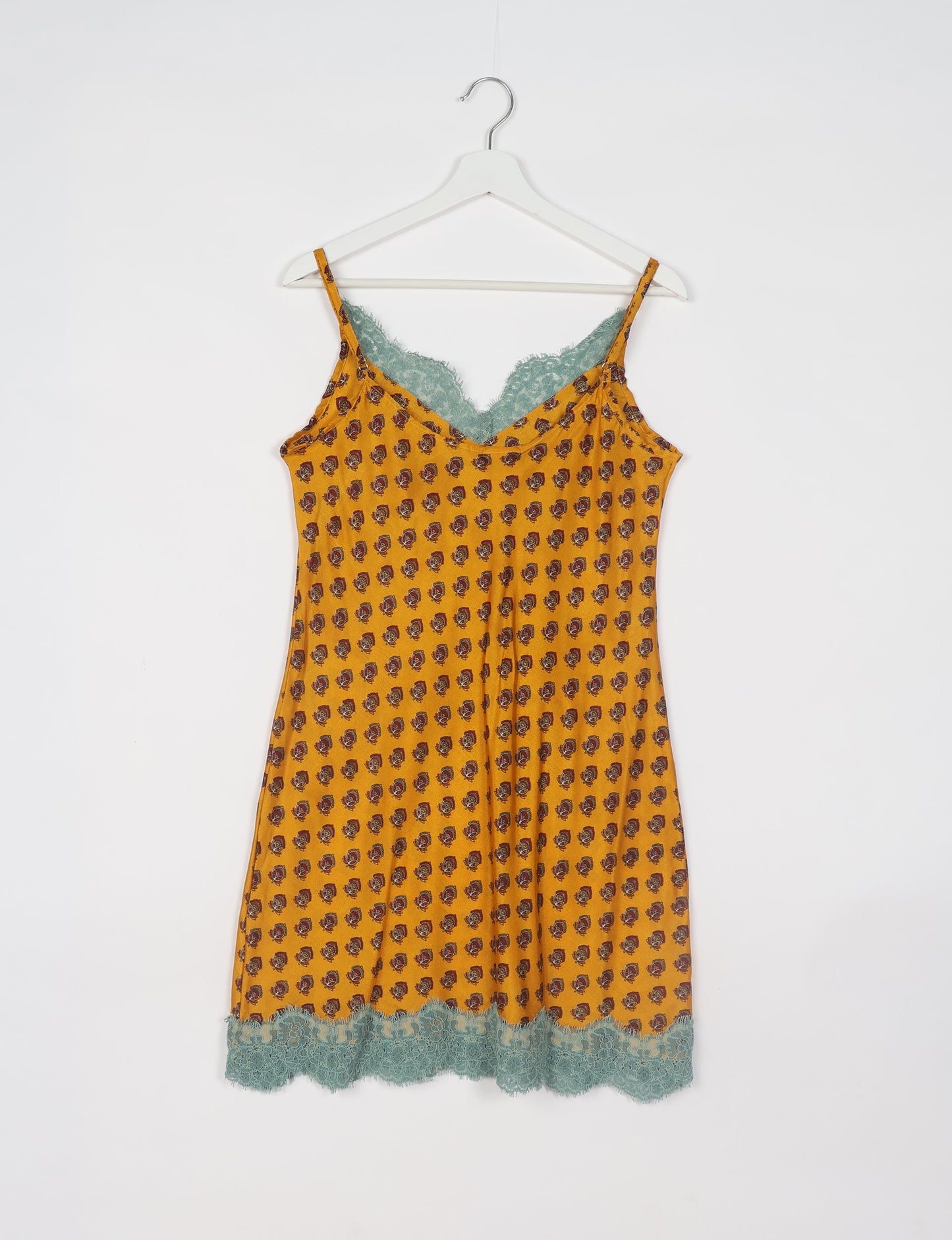 Experience nighttime luxury with our NIGHT DRESS – a true sleeping beauty crafted from upcycled sari fabric by dedicated artisans. Seamlessly combining purpose and comfort, these nightdresses offer a relaxed fit and lightweight material, ideal for sleeping, lounging, or enjoying a tranquil moment sipping coffee on your balcony.