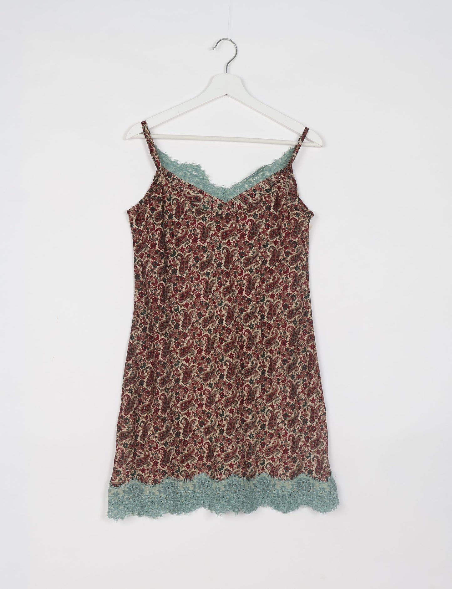 Experience nighttime luxury with our NIGHT DRESS – a true sleeping beauty crafted from upcycled sari fabric by dedicated artisans. Seamlessly combining purpose and comfort, these nightdresses offer a relaxed fit and lightweight material, ideal for sleeping, lounging, or enjoying a tranquil moment sipping coffee on your balcony.