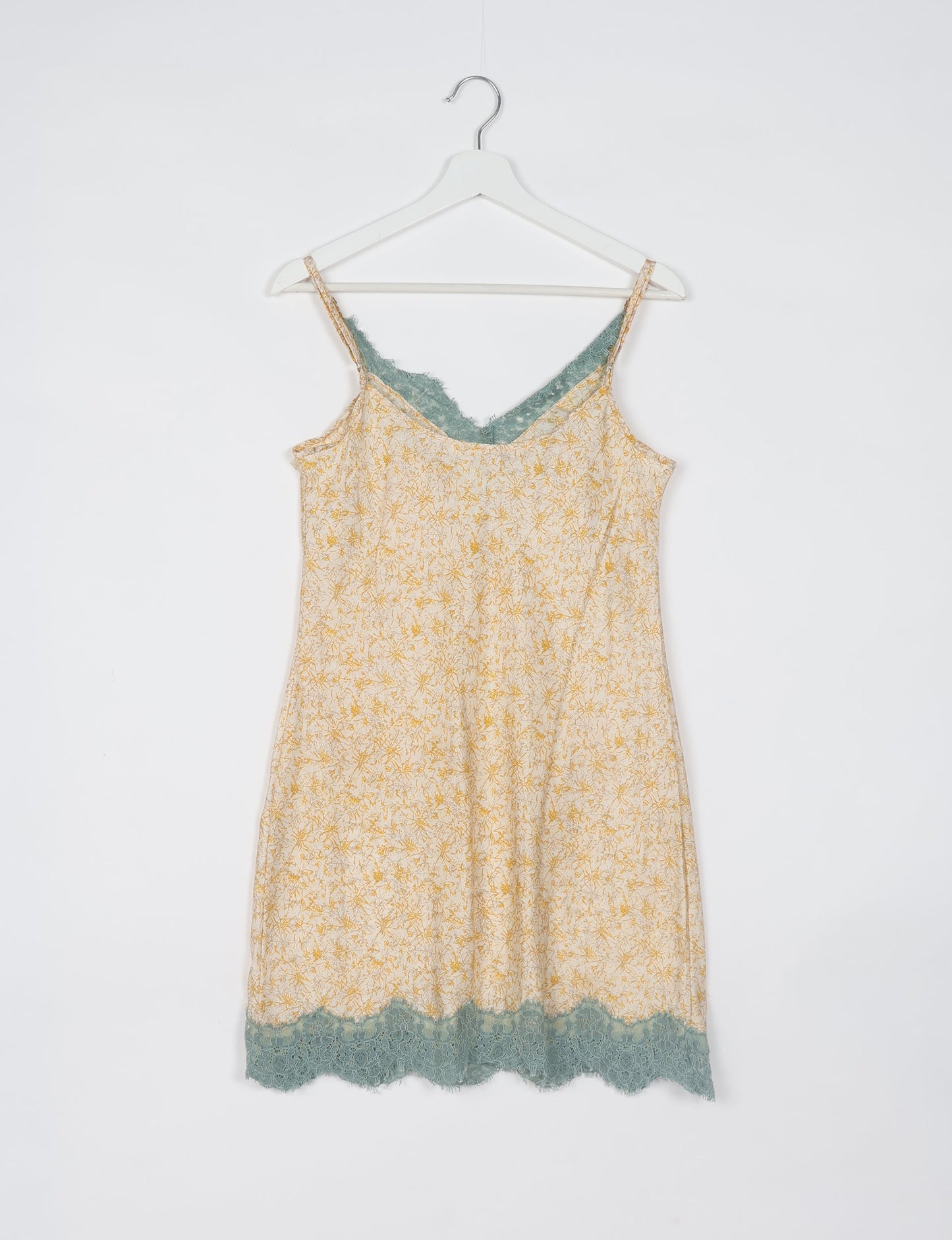 Experience nighttime luxury with our NIGHT DRESS – a true sleeping beauty crafted from upcycled sari fabric by dedicated artisans. Seamlessly combining purpose and comfort, these nightdresses offer a relaxed fit and lightweight material, ideal for sleeping, lounging, or enjoying a tranquil moment sipping coffee on your balcony.