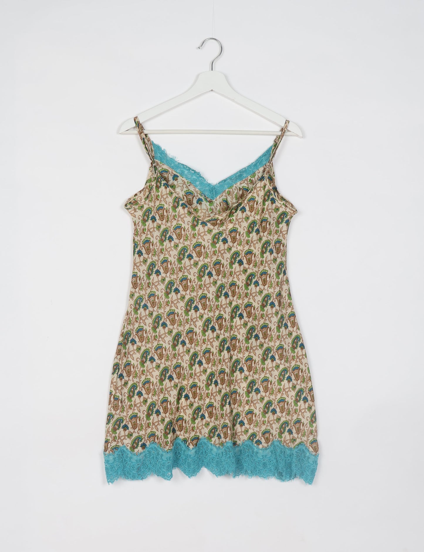 Experience nighttime luxury with our NIGHT DRESS – a true sleeping beauty crafted from upcycled sari fabric by dedicated artisans. Seamlessly combining purpose and comfort, these nightdresses offer a relaxed fit and lightweight material, ideal for sleeping, lounging, or enjoying a tranquil moment sipping coffee on your balcony.