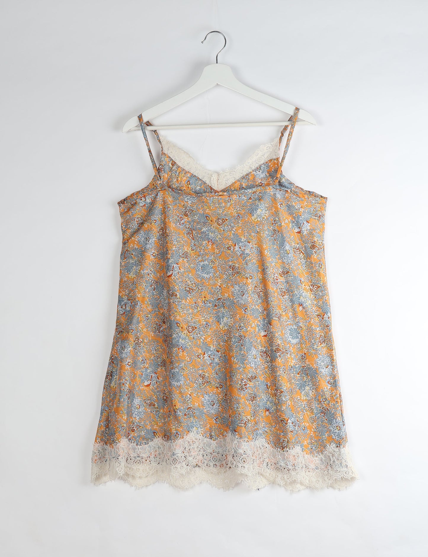 Experience nighttime luxury with our NIGHT DRESS – a true sleeping beauty crafted from upcycled sari fabric by dedicated artisans. Seamlessly combining purpose and comfort, these nightdresses offer a relaxed fit and lightweight material, ideal for sleeping, lounging, or enjoying a tranquil moment sipping coffee on your balcony.