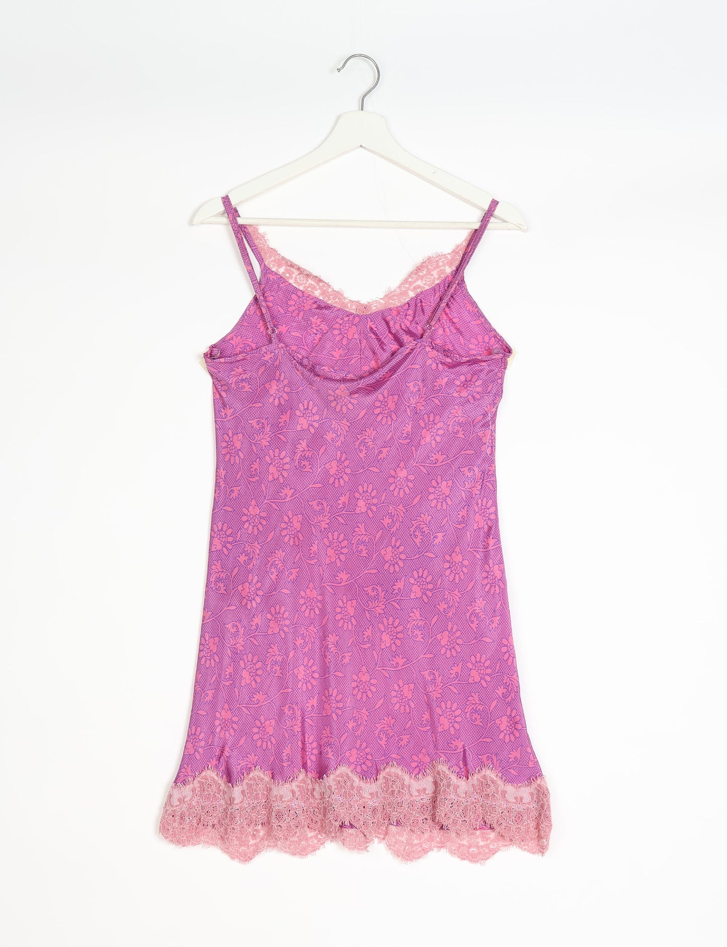 Experience nighttime luxury with our NIGHT DRESS – a true sleeping beauty crafted from upcycled sari fabric by dedicated artisans. Seamlessly combining purpose and comfort, these nightdresses offer a relaxed fit and lightweight material, ideal for sleeping, lounging, or enjoying a tranquil moment sipping coffee on your balcony.