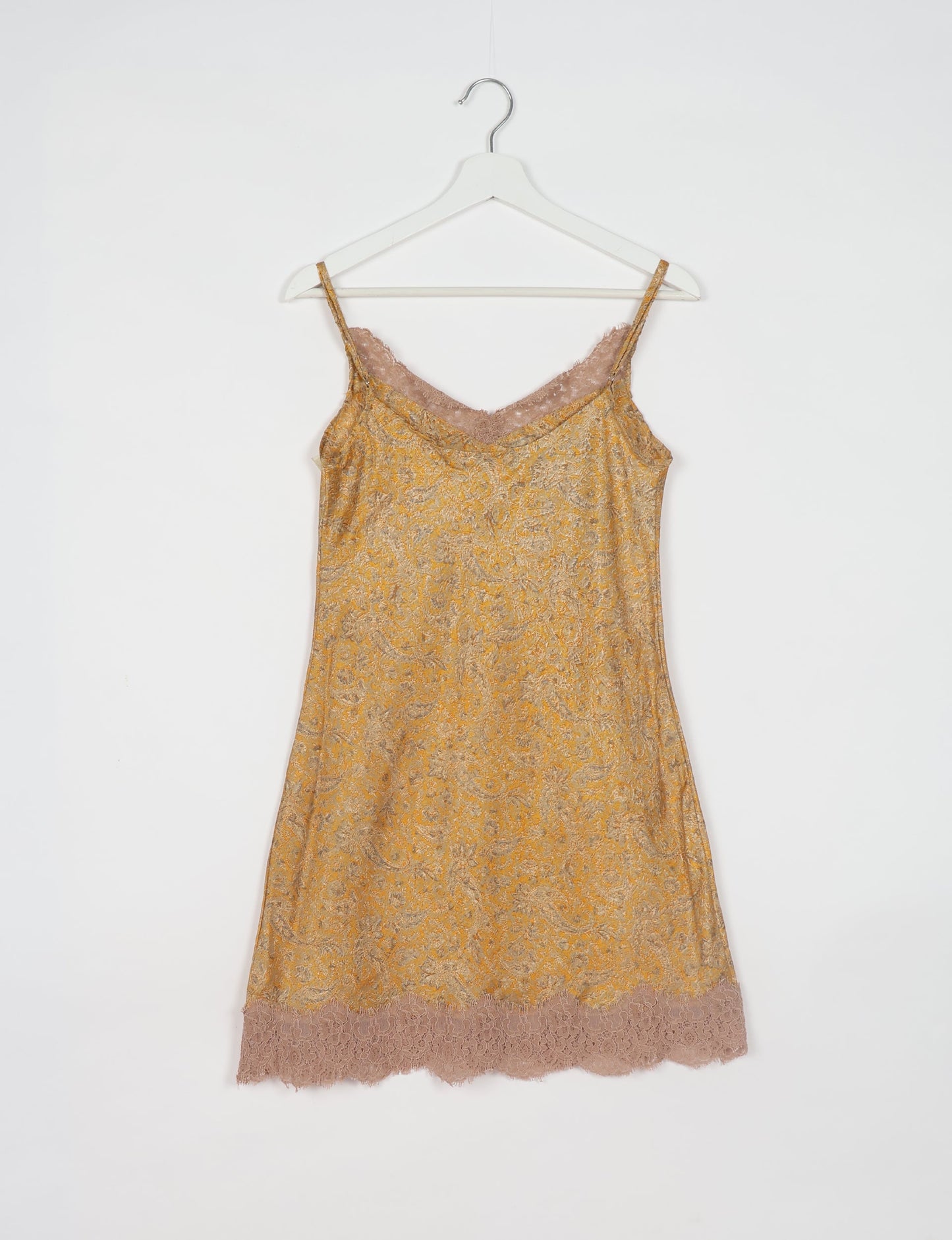 Experience nighttime luxury with our NIGHT DRESS – a true sleeping beauty crafted from upcycled sari fabric by dedicated artisans. Seamlessly combining purpose and comfort, these nightdresses offer a relaxed fit and lightweight material, ideal for sleeping, lounging, or enjoying a tranquil moment sipping coffee on your balcony.