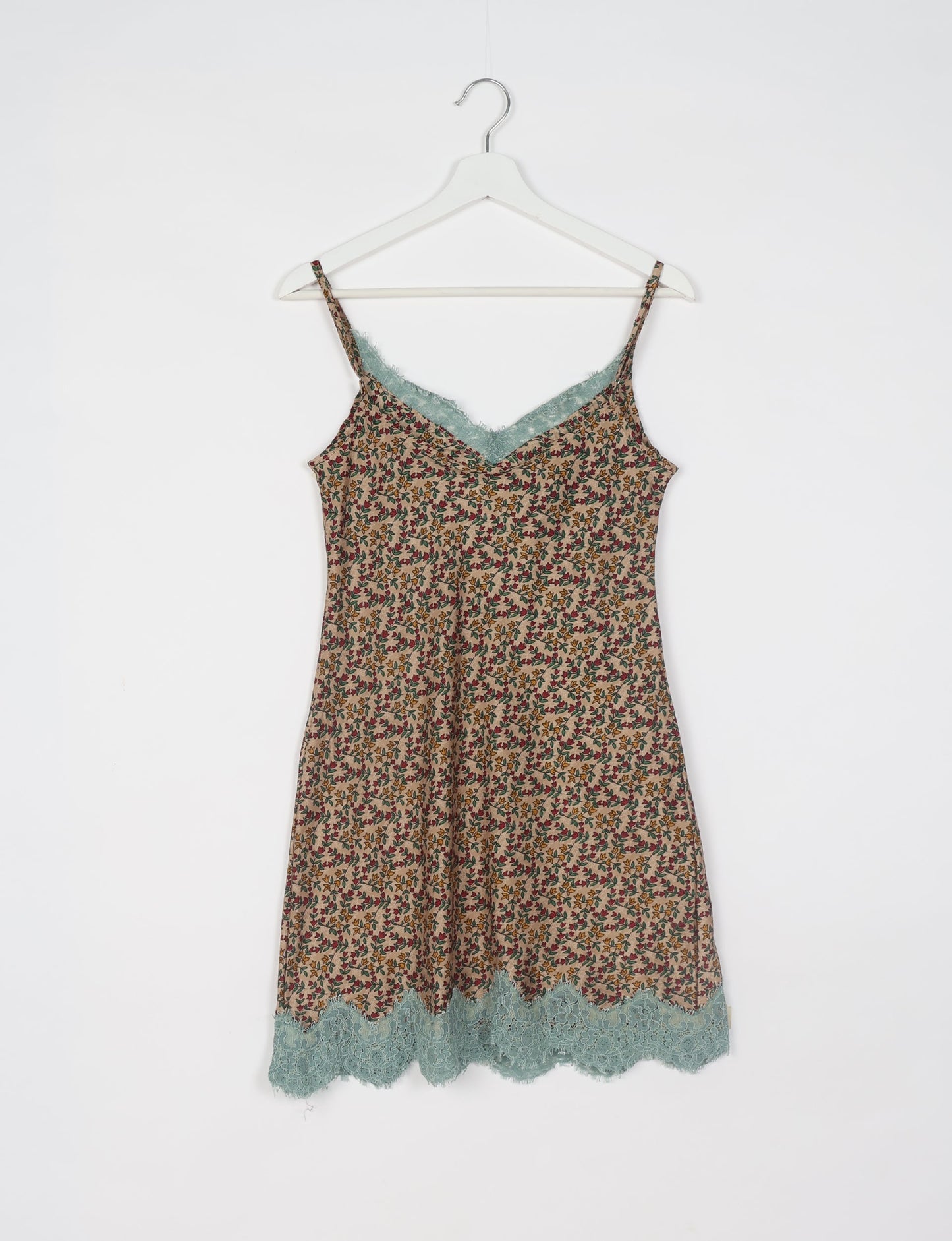 Experience nighttime luxury with our NIGHT DRESS – a true sleeping beauty crafted from upcycled sari fabric by dedicated artisans. Seamlessly combining purpose and comfort, these nightdresses offer a relaxed fit and lightweight material, ideal for sleeping, lounging, or enjoying a tranquil moment sipping coffee on your balcony.