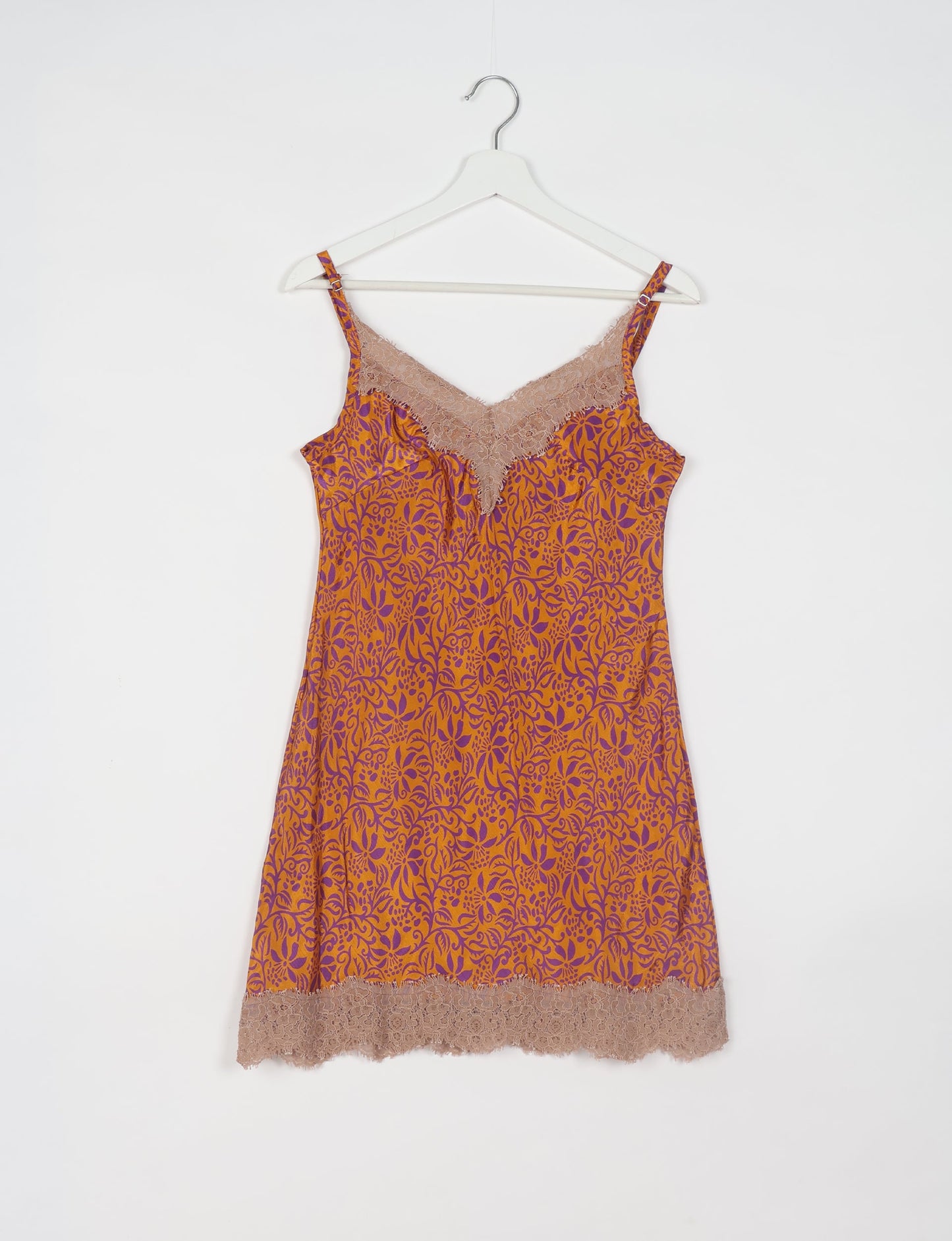 Experience nighttime luxury with our NIGHT DRESS – a true sleeping beauty crafted from upcycled sari fabric by dedicated artisans. Seamlessly combining purpose and comfort, these nightdresses offer a relaxed fit and lightweight material, ideal for sleeping, lounging, or enjoying a tranquil moment sipping coffee on your balcony.