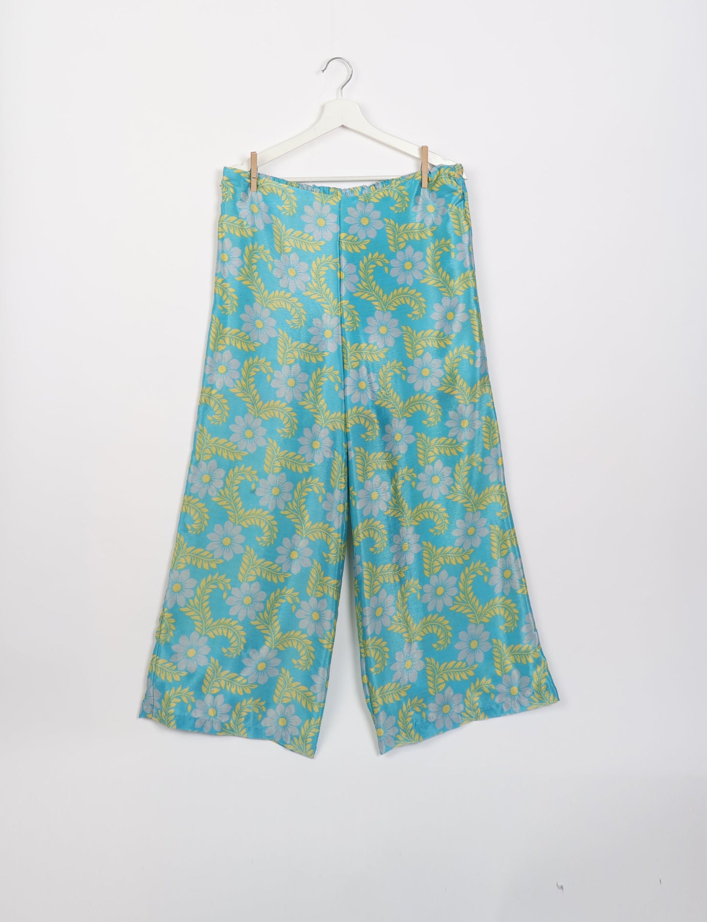 Versatile tunic set featuring lace details, made from sustainable materials. Perfect for conscious fashionistas seeking ethical wardrobe options.