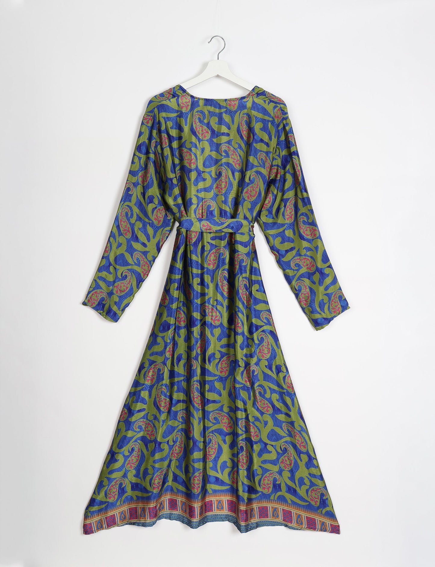 Beach robe made from upcycled saris, embodying ethical and sustainable fashion principles. Perfect for eco-conscious beachgoers and mindful living enthusiasts.