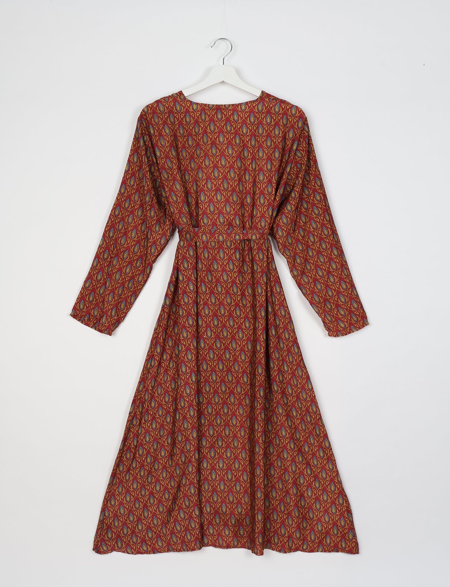 Beach robe made from upcycled saris, embodying ethical and sustainable fashion principles. Perfect for eco-conscious beachgoers and mindful living enthusiasts.