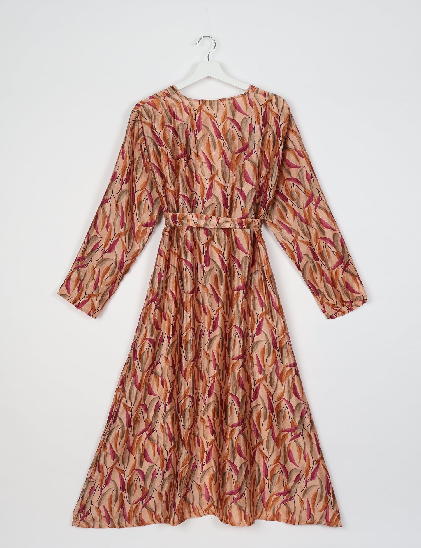 Beach robe made from upcycled saris, embodying ethical and sustainable fashion principles. Perfect for eco-conscious beachgoers and mindful living enthusiasts.