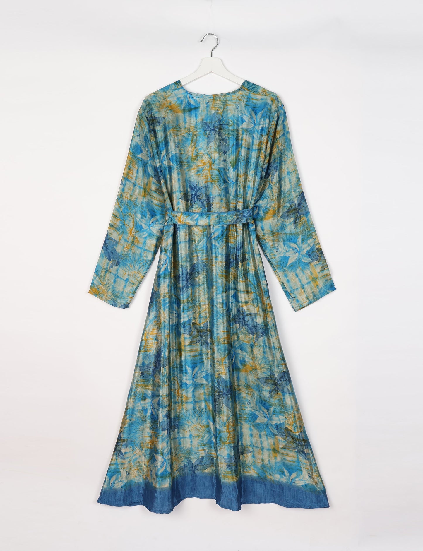 Beach robe made from upcycled saris, embodying ethical and sustainable fashion principles. Perfect for eco-conscious beachgoers and mindful living enthusiasts.