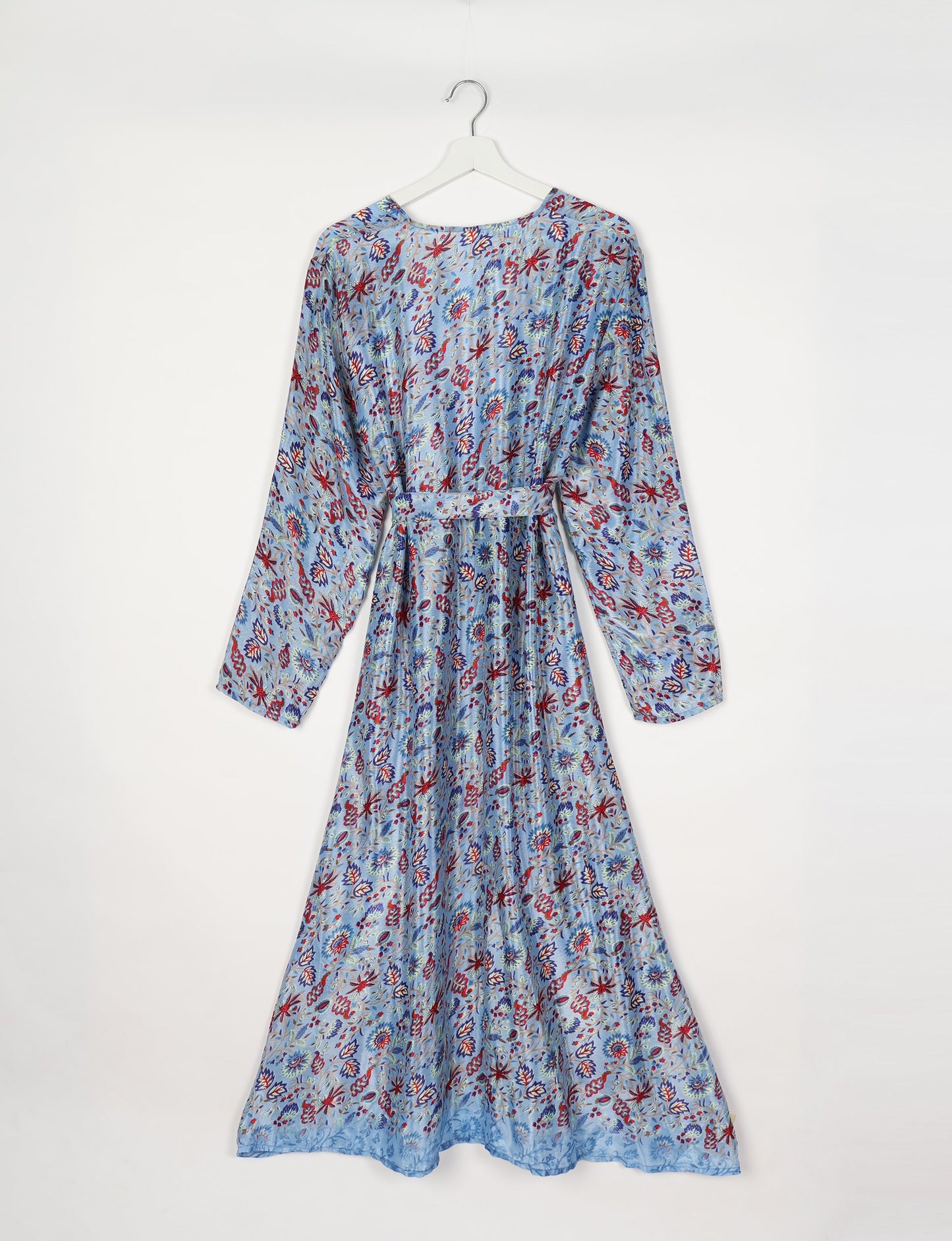 Beach robe made from upcycled saris, embodying ethical and sustainable fashion principles. Perfect for eco-conscious beachgoers and mindful living enthusiasts.