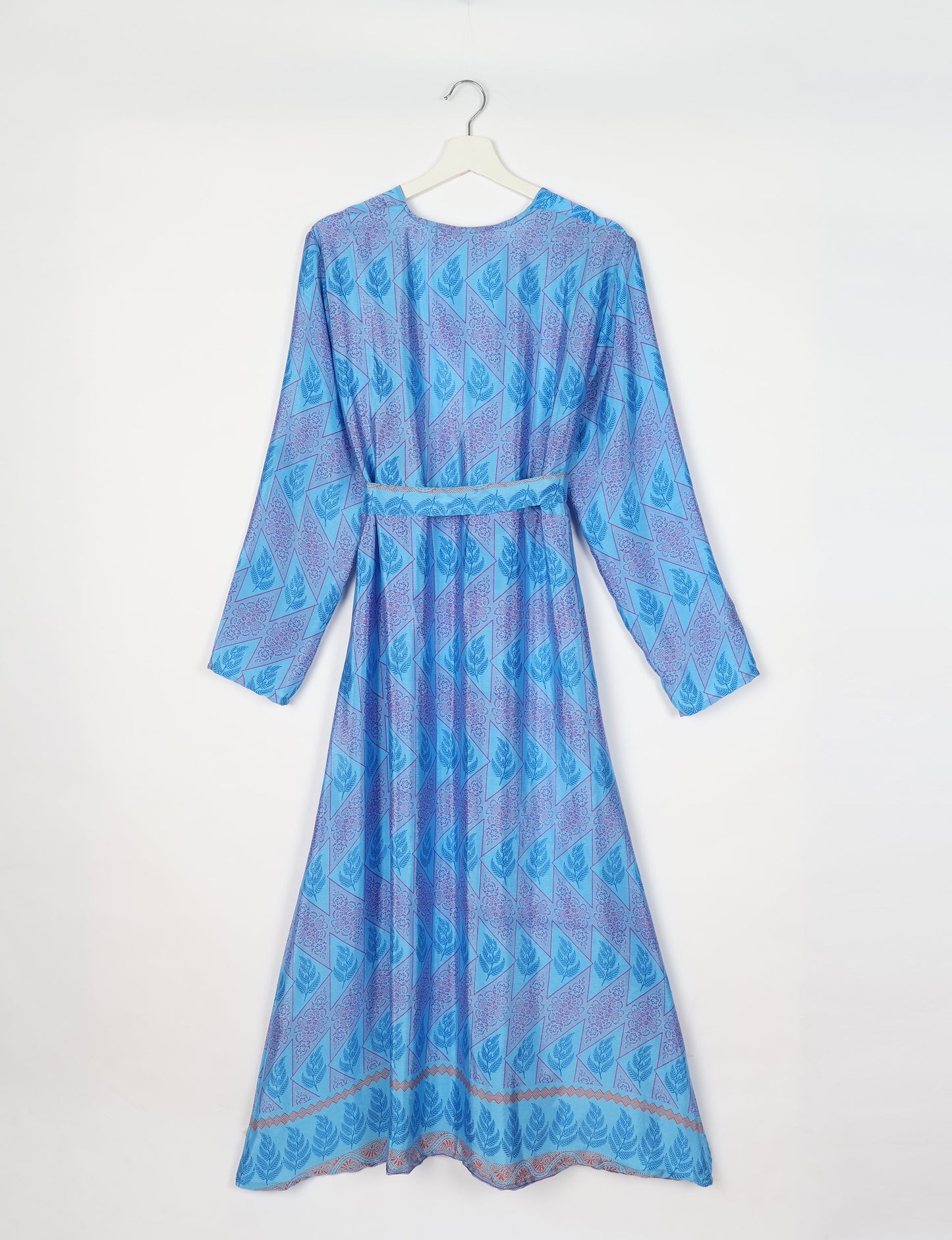 Beach robe made from upcycled saris, embodying ethical and sustainable fashion principles. Perfect for eco-conscious beachgoers and mindful living enthusiasts.