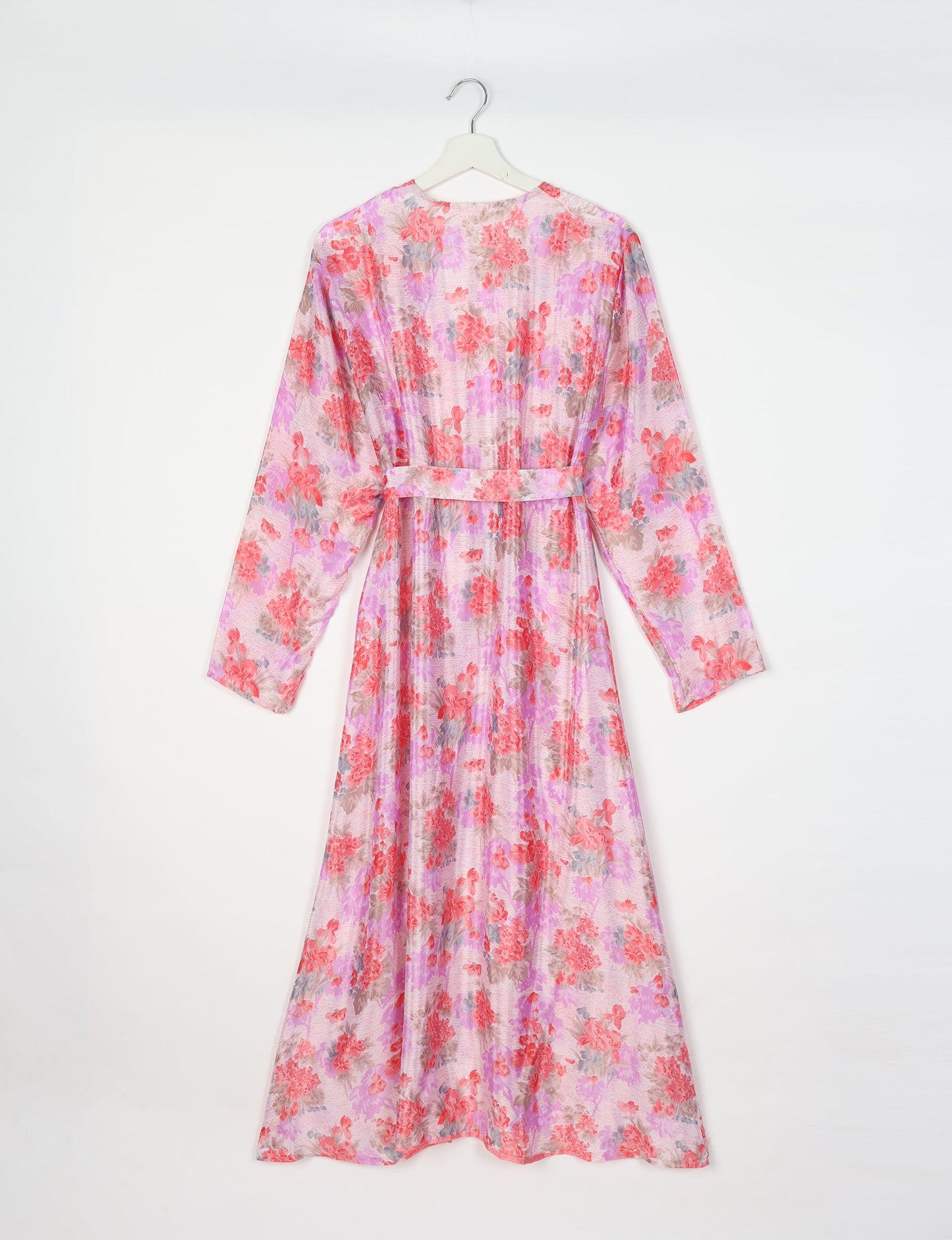 Beach robe made from upcycled saris, embodying ethical and sustainable fashion principles. Perfect for eco-conscious beachgoers and mindful living enthusiasts.