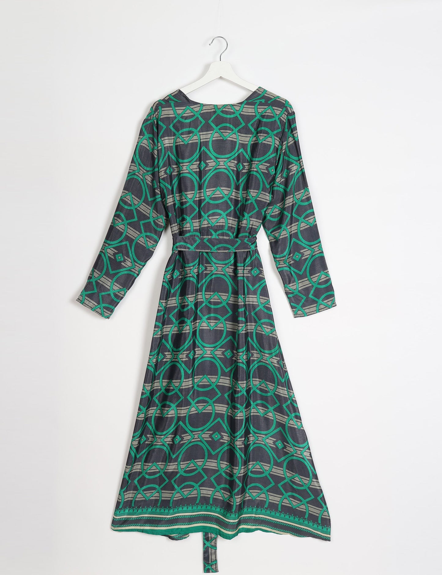 Beach robe made from upcycled saris, embodying ethical and sustainable fashion principles. Perfect for eco-conscious beachgoers and mindful living enthusiasts.