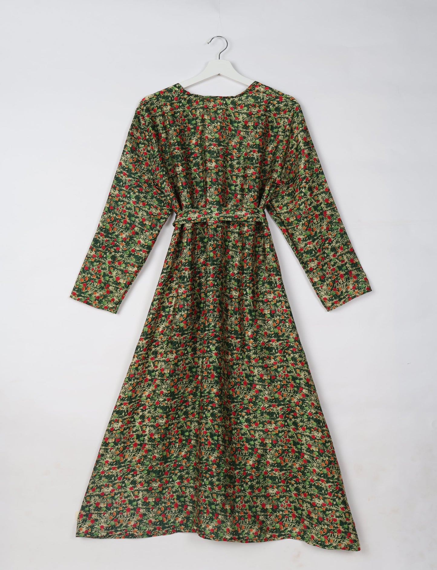 Beach robe made from upcycled saris, embodying ethical and sustainable fashion principles. Perfect for eco-conscious beachgoers and mindful living enthusiasts.