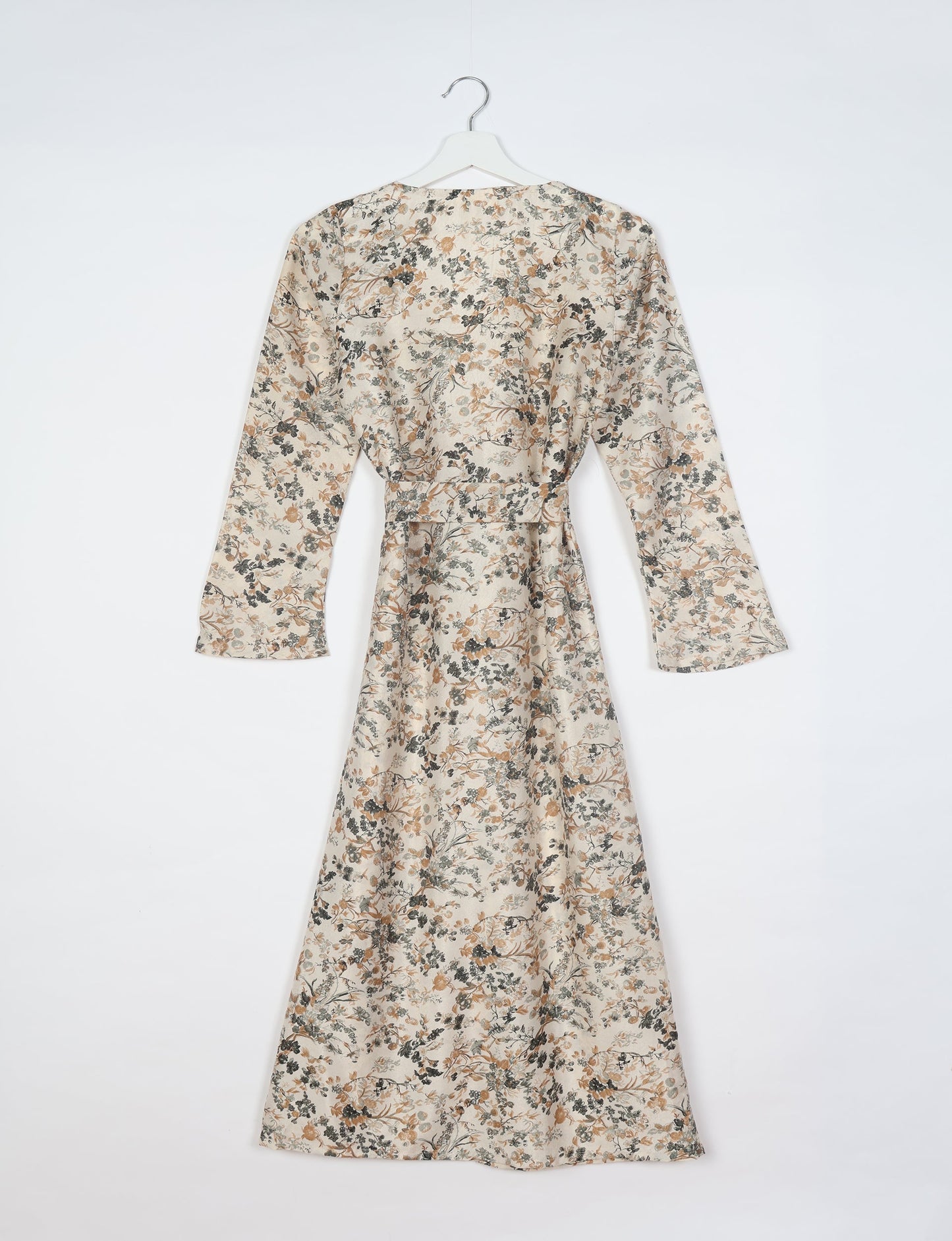 Beach robe made from upcycled saris, embodying ethical and sustainable fashion principles. Perfect for eco-conscious beachgoers and mindful living enthusiasts.