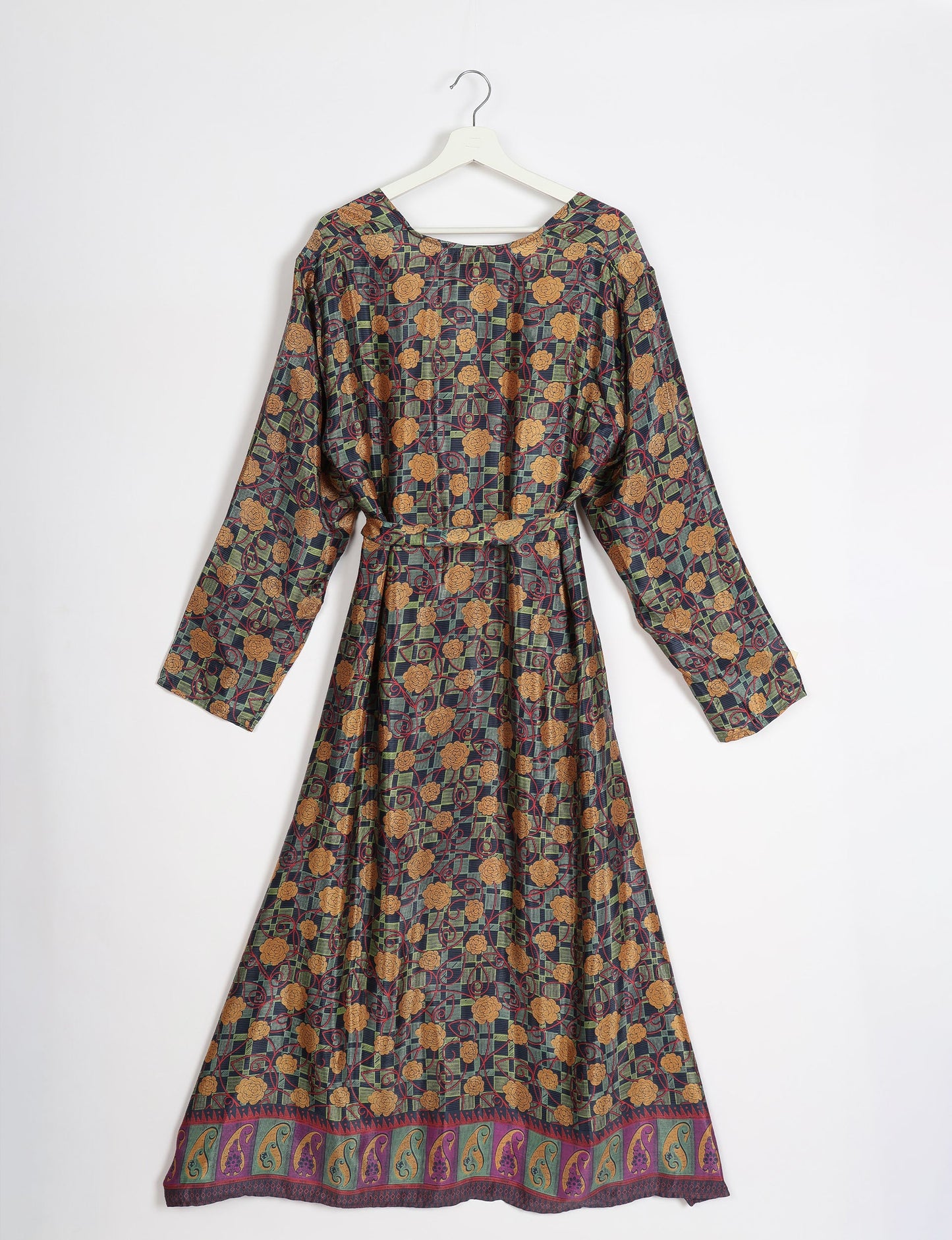 Beach robe made from upcycled saris, embodying ethical and sustainable fashion principles. Perfect for eco-conscious beachgoers and mindful living enthusiasts.