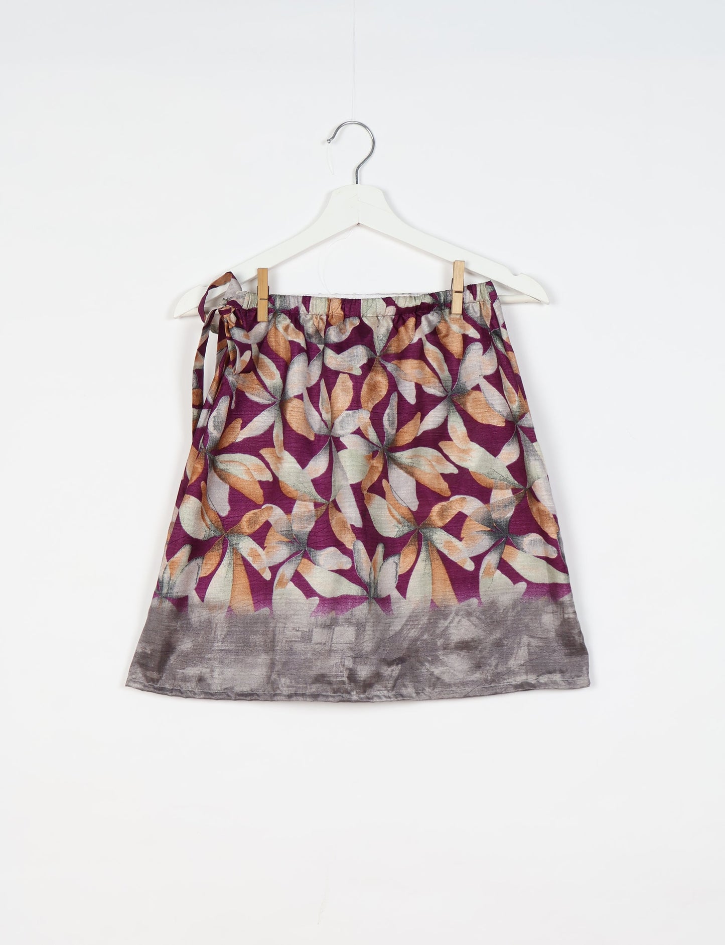 Revolutionize your look with our Wraparound Skirt ā short, stylish, and suitable for all waist sizes. Ethical and sustainable, this skirt is a statement in eco-friendly fashion. Embrace conscious clothing with a touch of flair