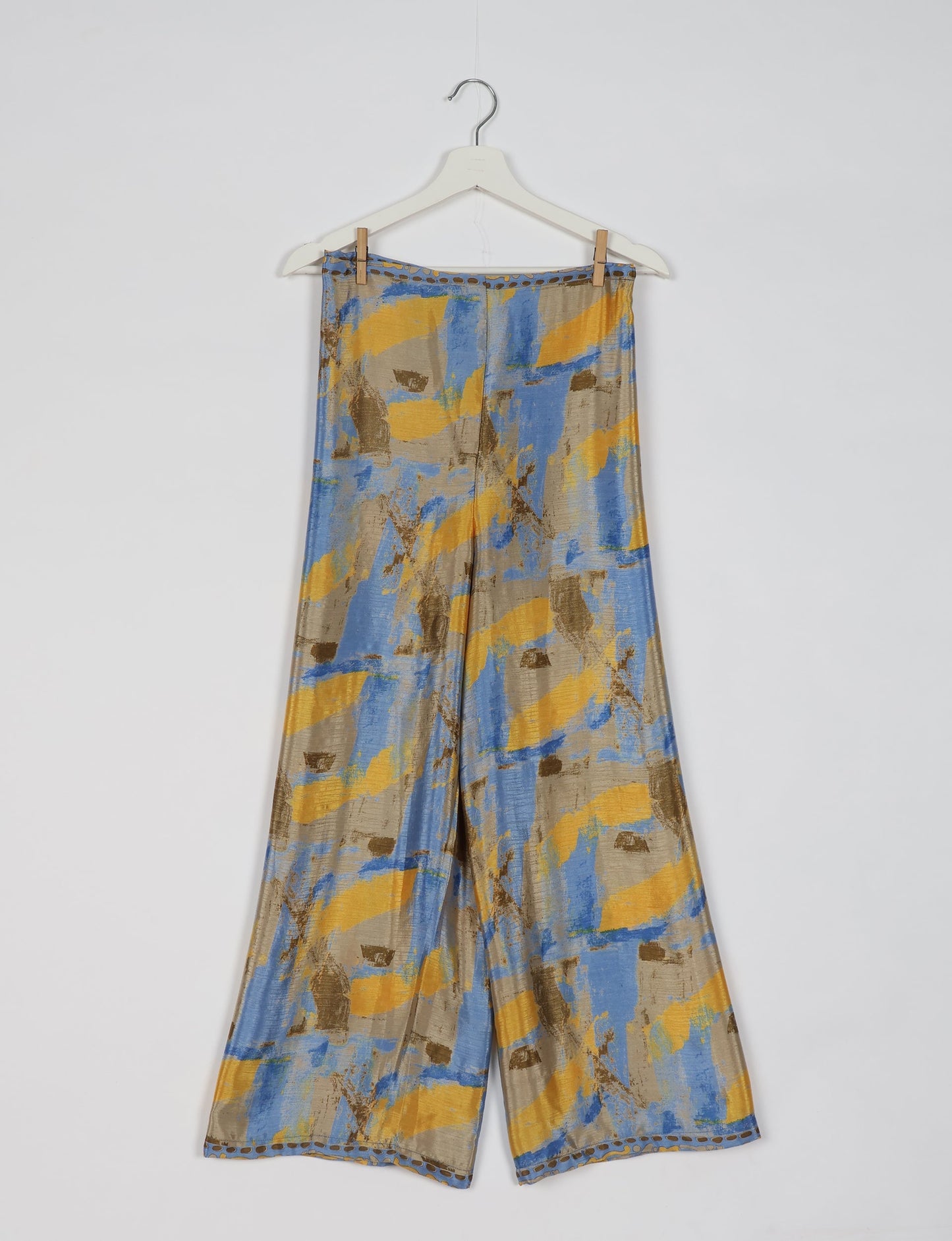 Immerse yourself in the vibrant allure of our PANTA PAREO – a distinctive piece made from handpicked, pre-worn saris, and carefully reworked by local artisans. This pareo is more than just a getaway must-have; it's a sustainable statement. Ideal as a layer over a bikini or a stylish throw, it brings eco-friendly charm to any room in your home. Embrace the colorful elegance of repurposed saris with the PANTA PAREO – an essential addition to your wardrobe for conscious and stylish living.