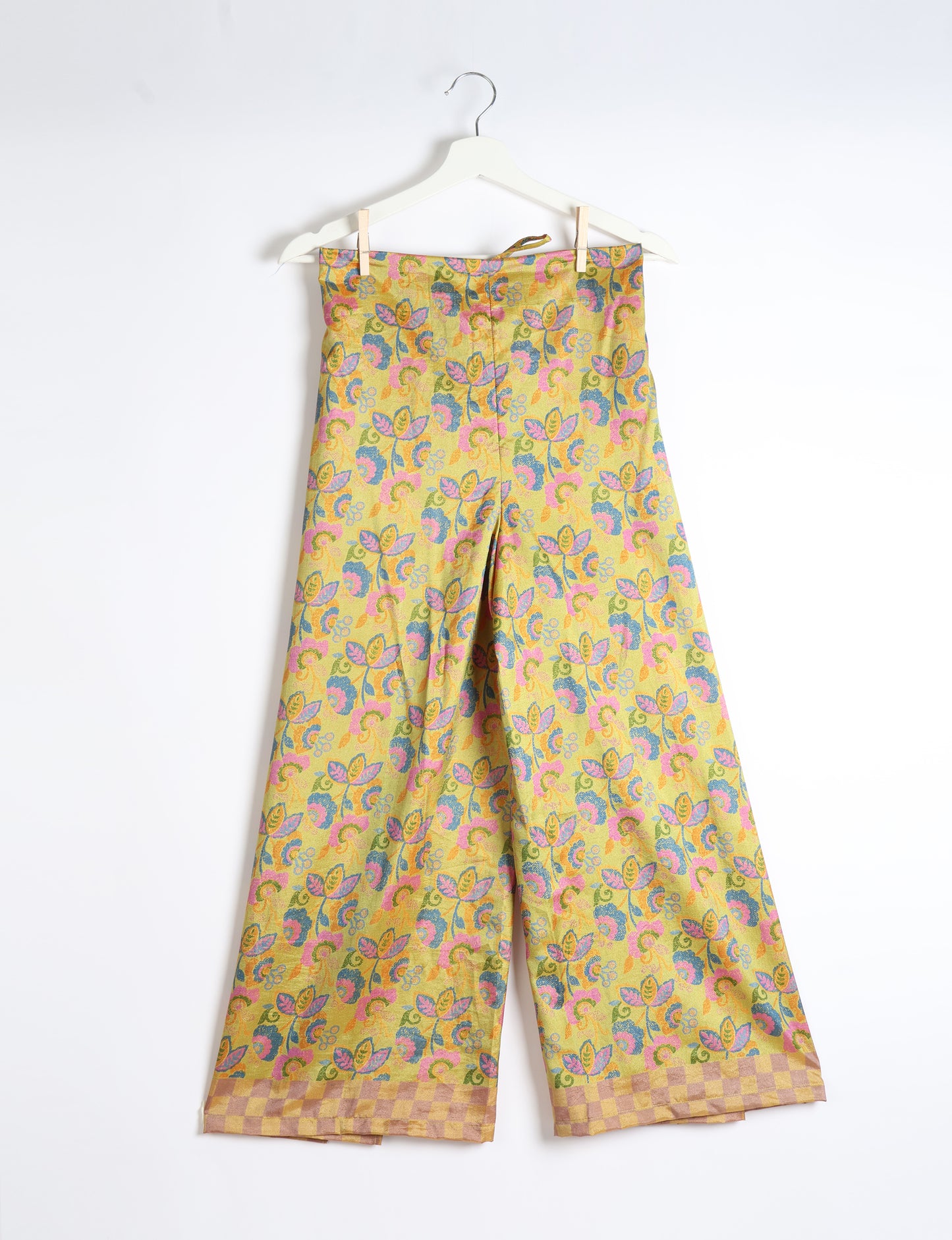 Immerse yourself in the vibrant allure of our PANTA PAREO – a distinctive piece made from handpicked, pre-worn saris, and carefully reworked by local artisans. This pareo is more than just a getaway must-have; it's a sustainable statement. Ideal as a layer over a bikini or a stylish throw, it brings eco-friendly charm to any room in your home. Embrace the colorful elegance of repurposed saris with the PANTA PAREO – an essential addition to your wardrobe for conscious and stylish living.