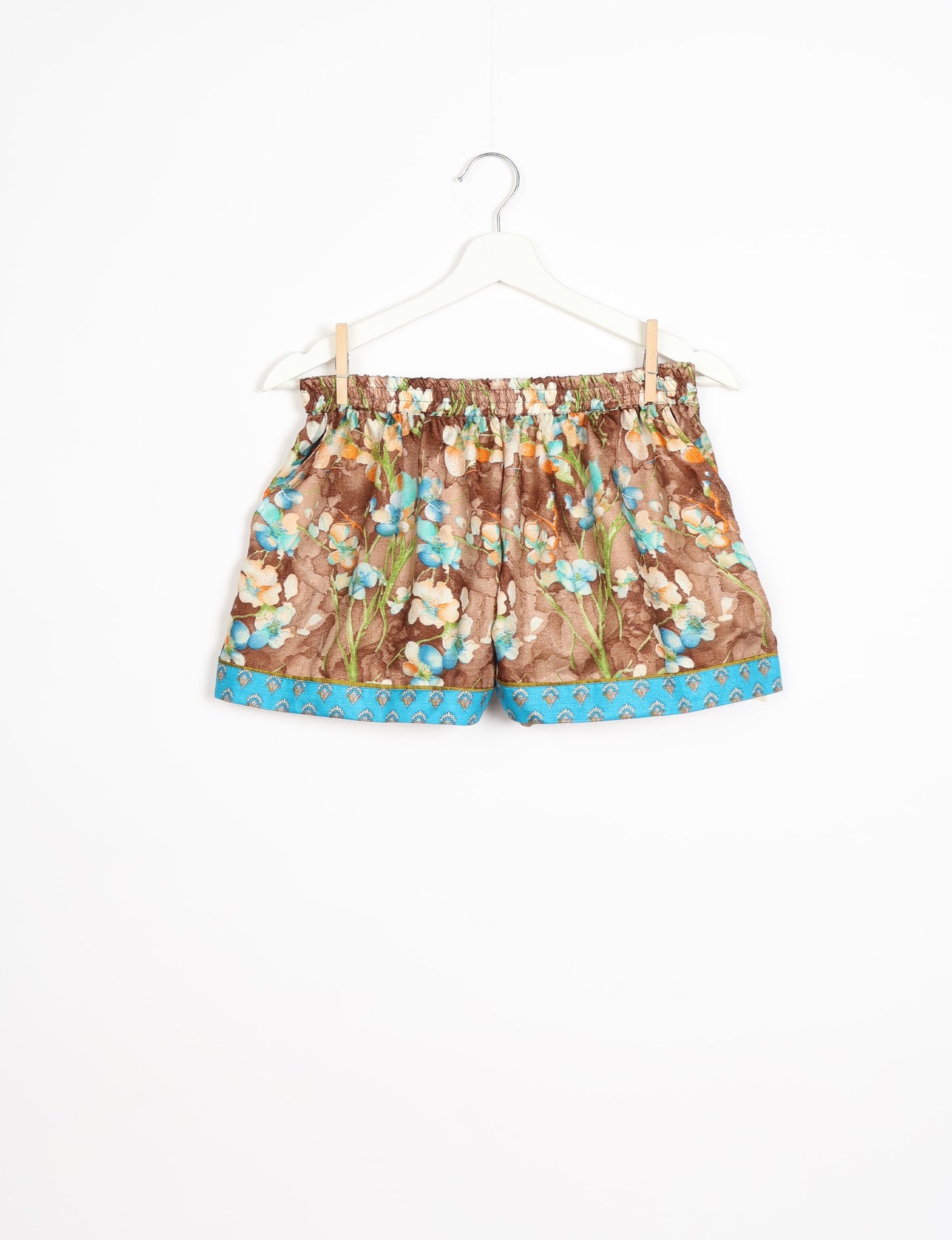 Indulge in comfort and style with our PJ Set Short, now with short sleeves. Crafted from upcycled saris, these shorts embody a zero-waste mentality for sustainable sleepwear. Versatile from day to night, perfect for beach lounging or poolside yoga, these pajamas redefine conscious fashion.