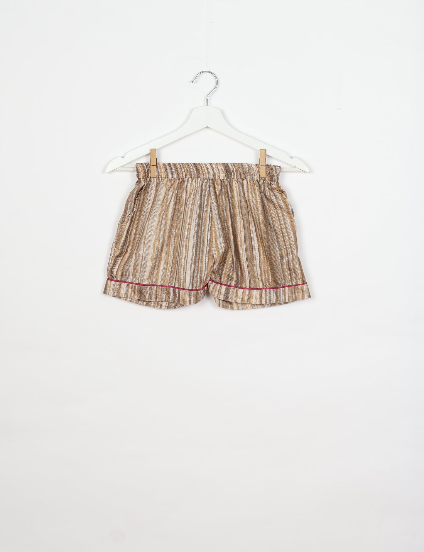 Indulge in comfort and style with our PJ Set Short, now with short sleeves. Crafted from upcycled saris, these shorts embody a zero-waste mentality for sustainable sleepwear. Versatile from day to night, perfect for beach lounging or poolside yoga, these pajamas redefine conscious fashion.