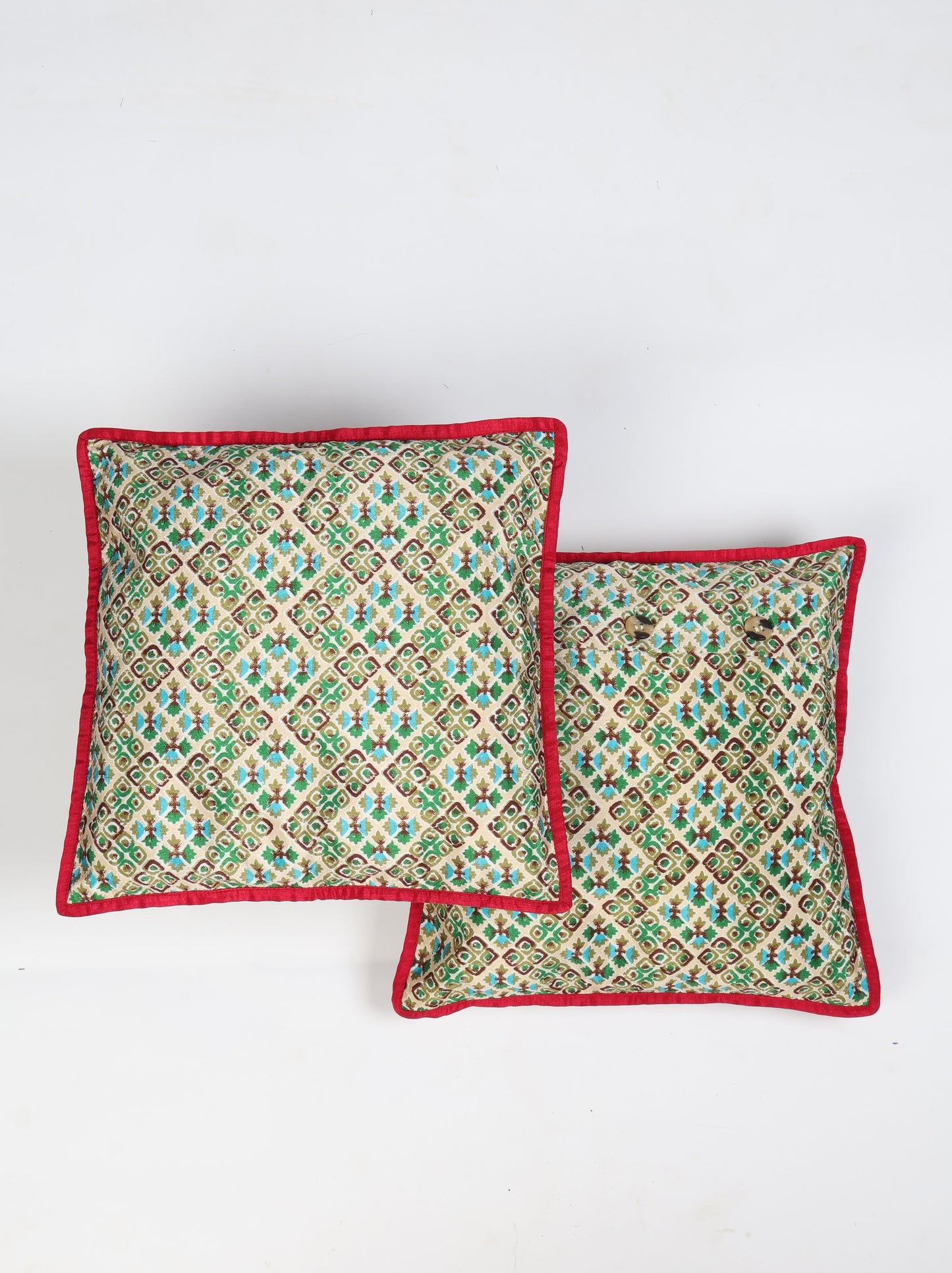 Cushion cover with piping edge made from recycled sari fabric, featuring a tailored look with three-button closure. An elegant piece of ethical fashion, promoting conscious clothing, recycled fashion, and sustainable products.