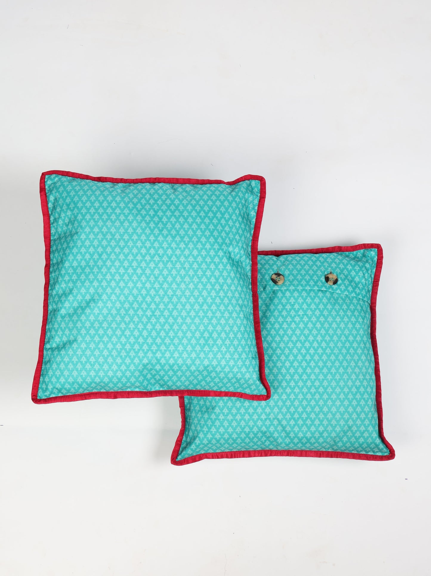 Cushion cover with piping edge made from recycled sari fabric, featuring a tailored look with three-button closure. An elegant piece of ethical fashion, promoting conscious clothing, recycled fashion, and sustainable products.