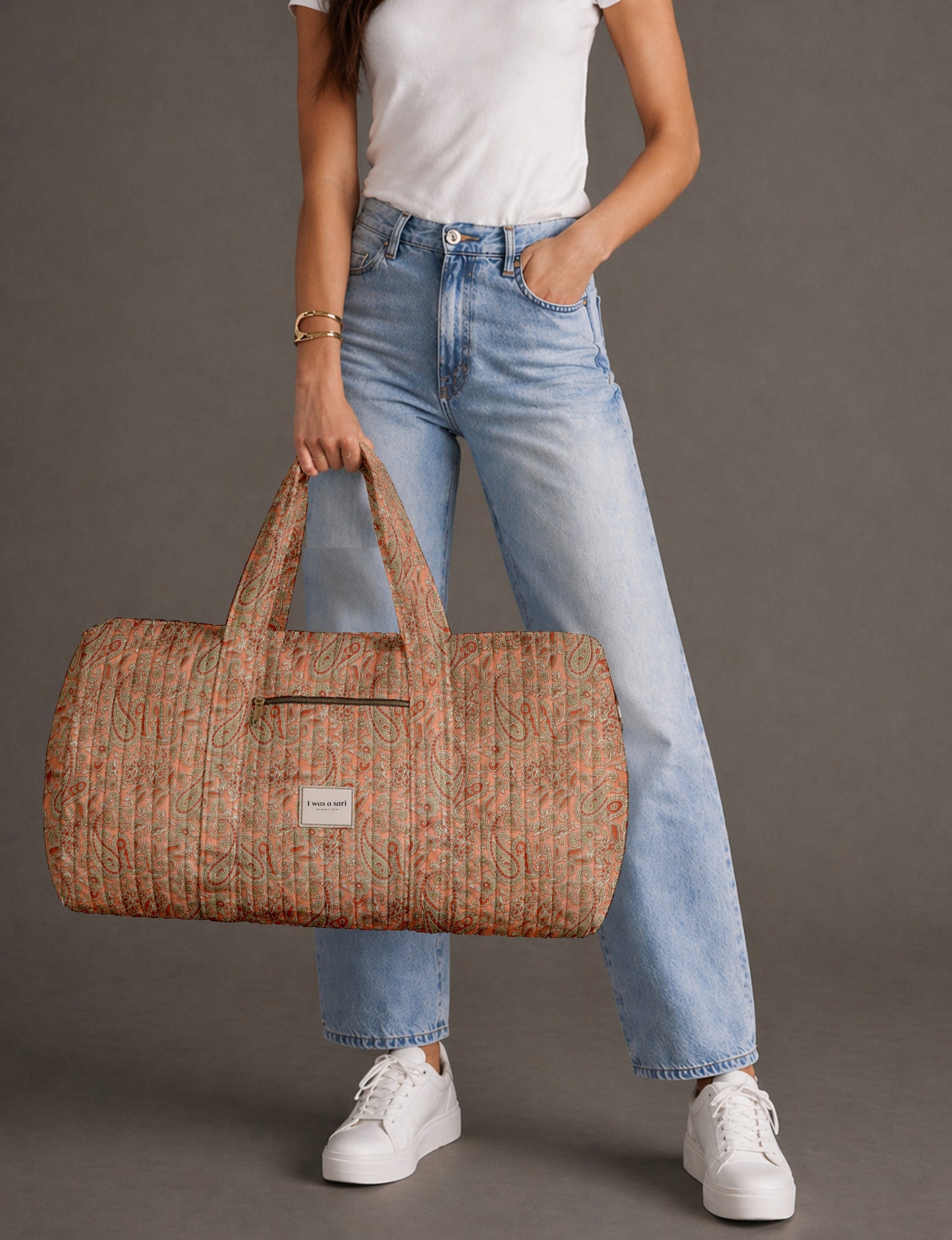 Quilted travel barrel bag with spacious interior and dual handles
Stylish quilted barrel handbag for daily use and short trips
Quilted barrel duffle-style bag with zip closure and inner pouch
I was a Sari quilted barrel bag front view showing structured shape
Quilted barrel bag side view highlighting size and handle drop
Open quilted barrel bag showing spacious interior and pouch