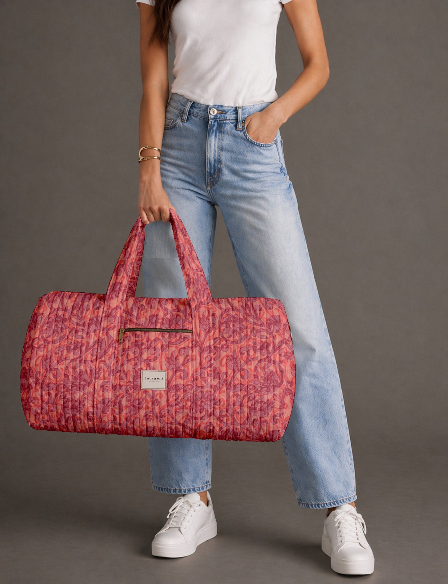 Quilted travel barrel bag with spacious interior and dual handles
Stylish quilted barrel handbag for daily use and short trips
Quilted barrel duffle-style bag with zip closure and inner pouch
I was a Sari quilted barrel bag front view showing structured shape
Quilted barrel bag side view highlighting size and handle drop
Open quilted barrel bag showing spacious interior and pouch