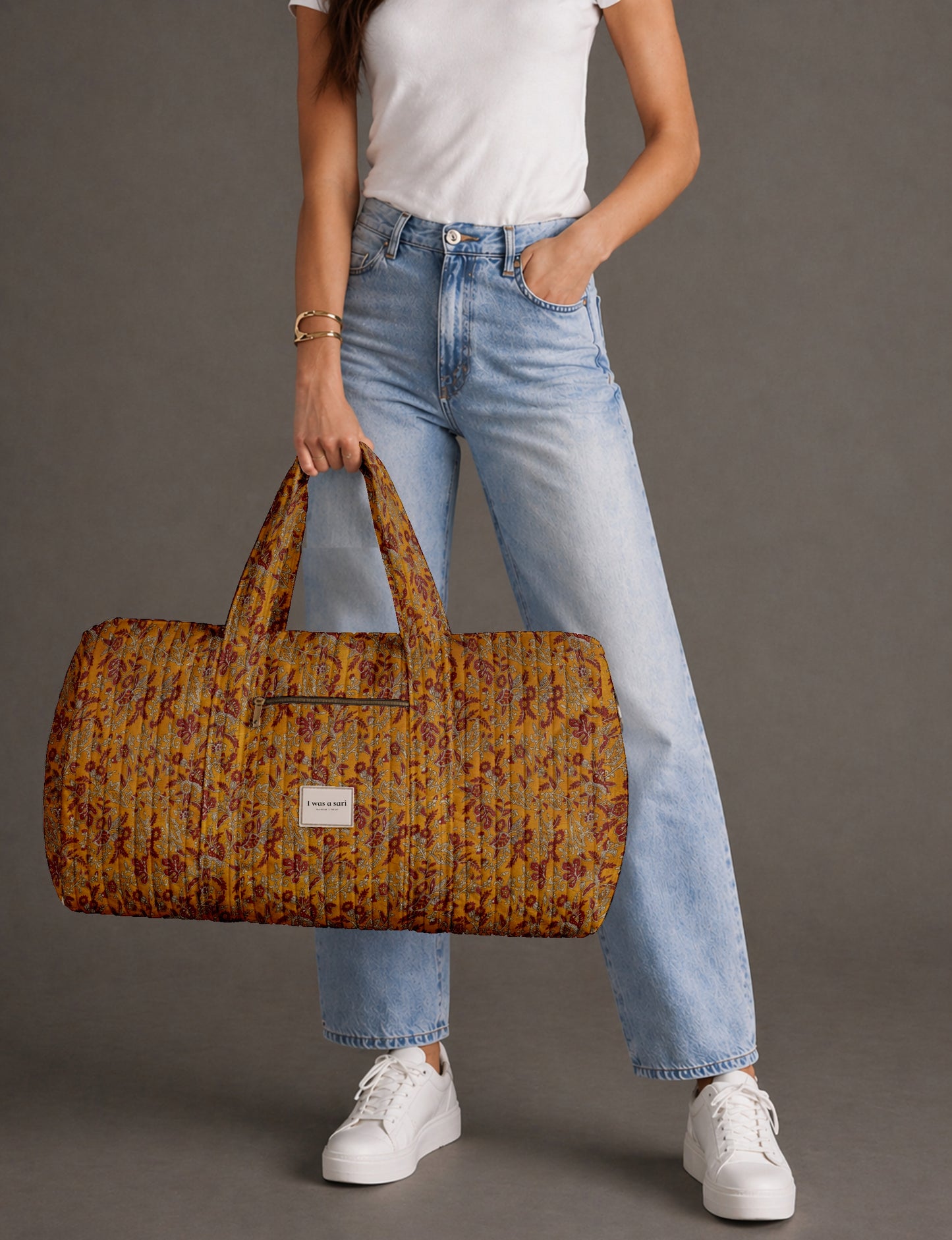 Quilted travel barrel bag with spacious interior and dual handles
Stylish quilted barrel handbag for daily use and short trips
Quilted barrel duffle-style bag with zip closure and inner pouch
I was a Sari quilted barrel bag front view showing structured shape
Quilted barrel bag side view highlighting size and handle drop
Open quilted barrel bag showing spacious interior and pouch