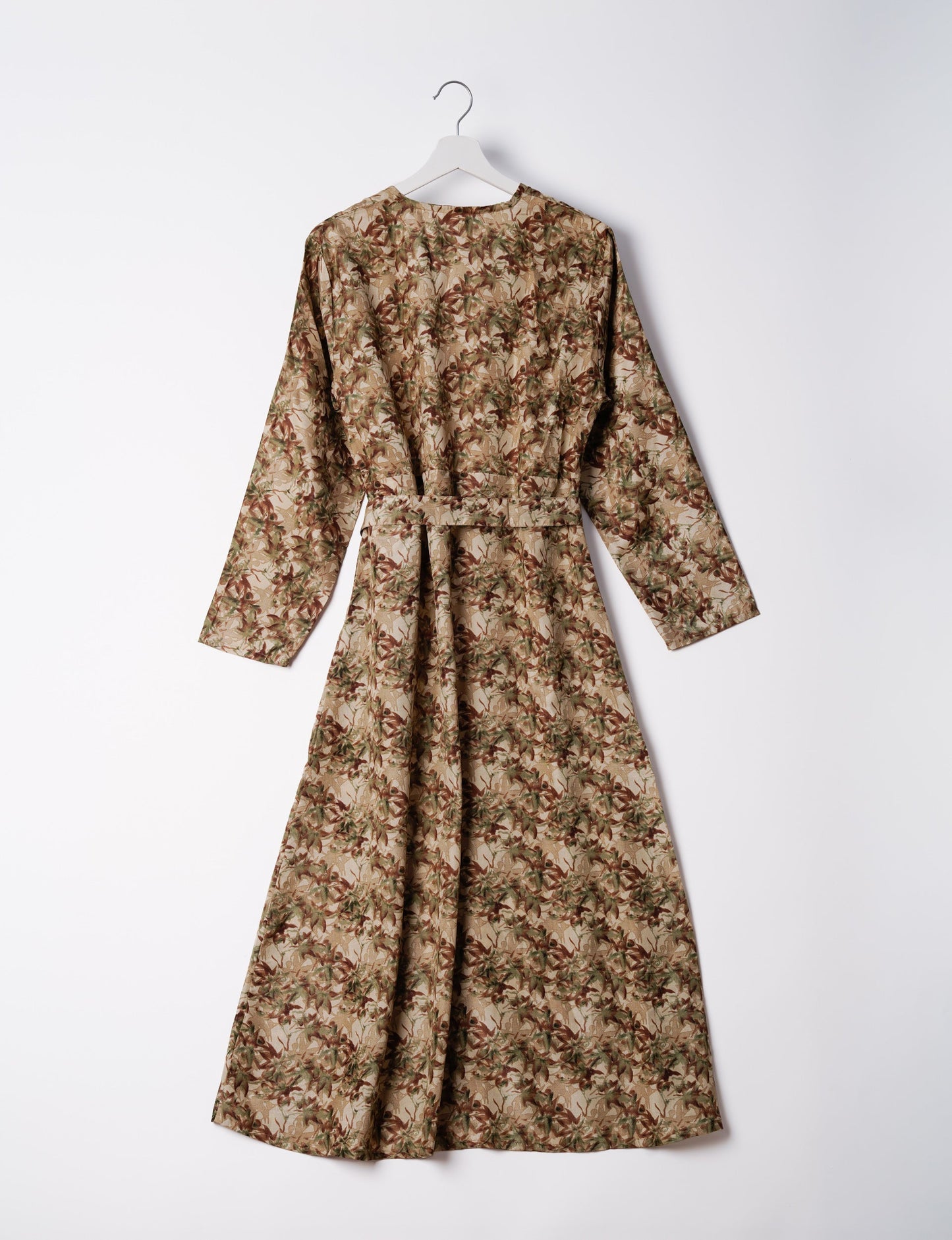 Beach robe made from upcycled saris, embodying ethical and sustainable fashion principles. Perfect for eco-conscious beachgoers and mindful living enthusiasts.