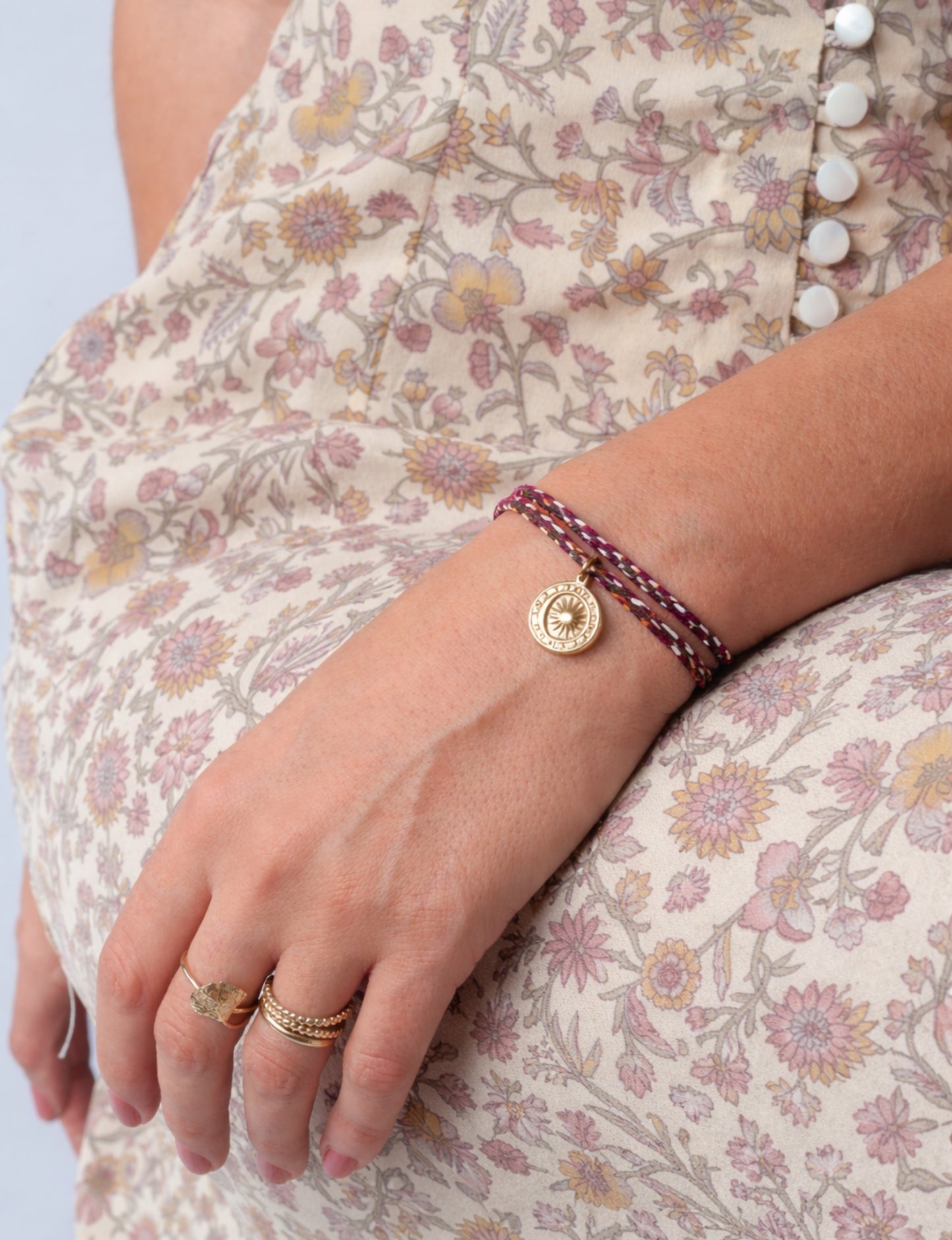 Pulsera de cordón con dije de medallón de sol - Marrón Abstracto
