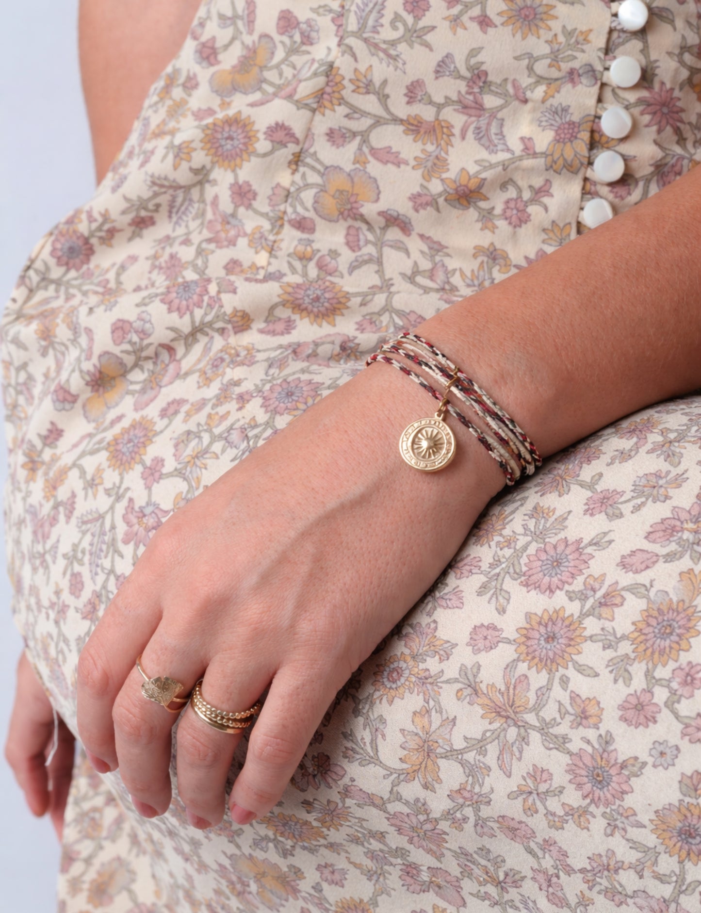 Cord bracelet with charm sun medallion - Beige Abstract