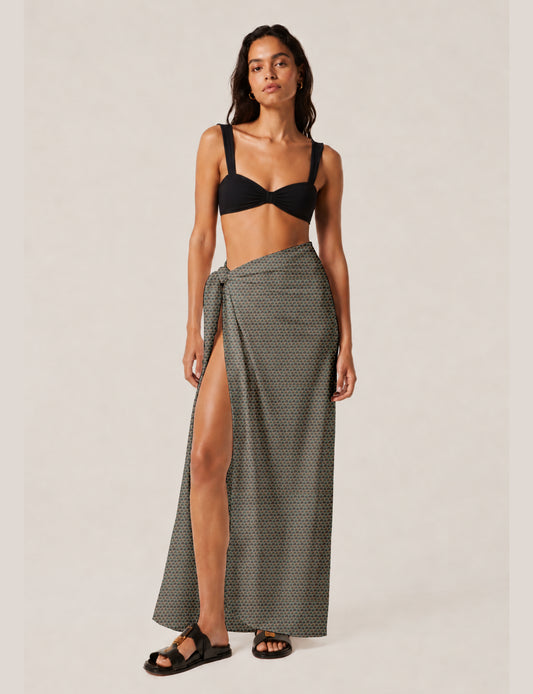 Explore sustainable elegance with our PAREO – a versatile piece for conscious fashion enthusiasts. More than an accessory, it's a statement of ethical clothing and green fashion. Ideal for getaways, this wrap-around works as a coverup, turban, or throw, showcasing our commitment to slow fashion, upcycled garments, and eco-friendly practices. Elevate your wardrobe with this eco-conscious and stylish pareo, a perfect addition to your collection of sustainable women's clothing.