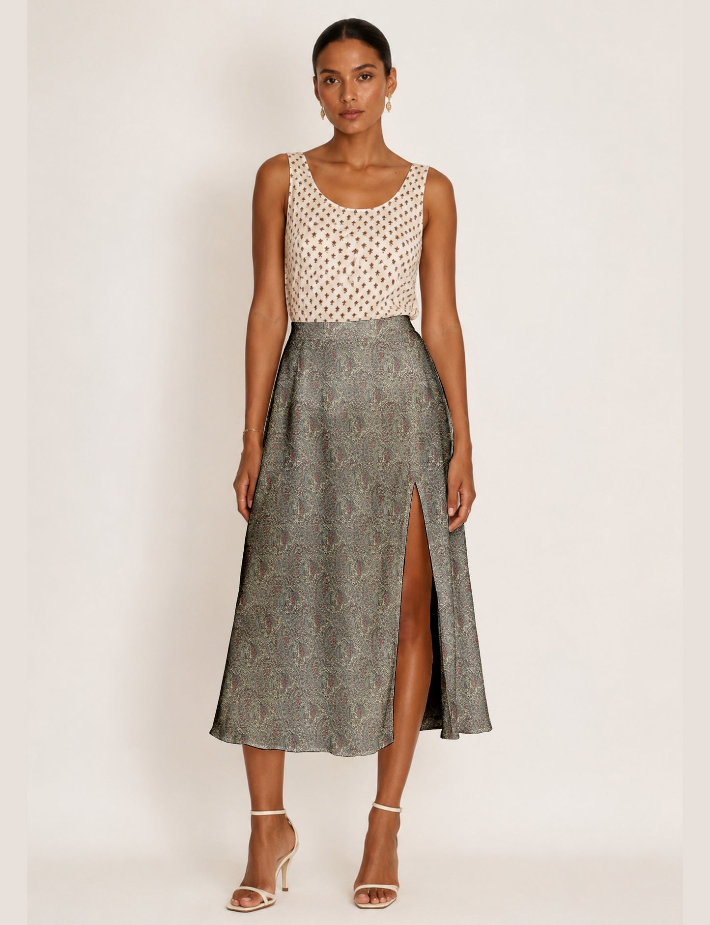 A line skirt with slit - Beige Paisley