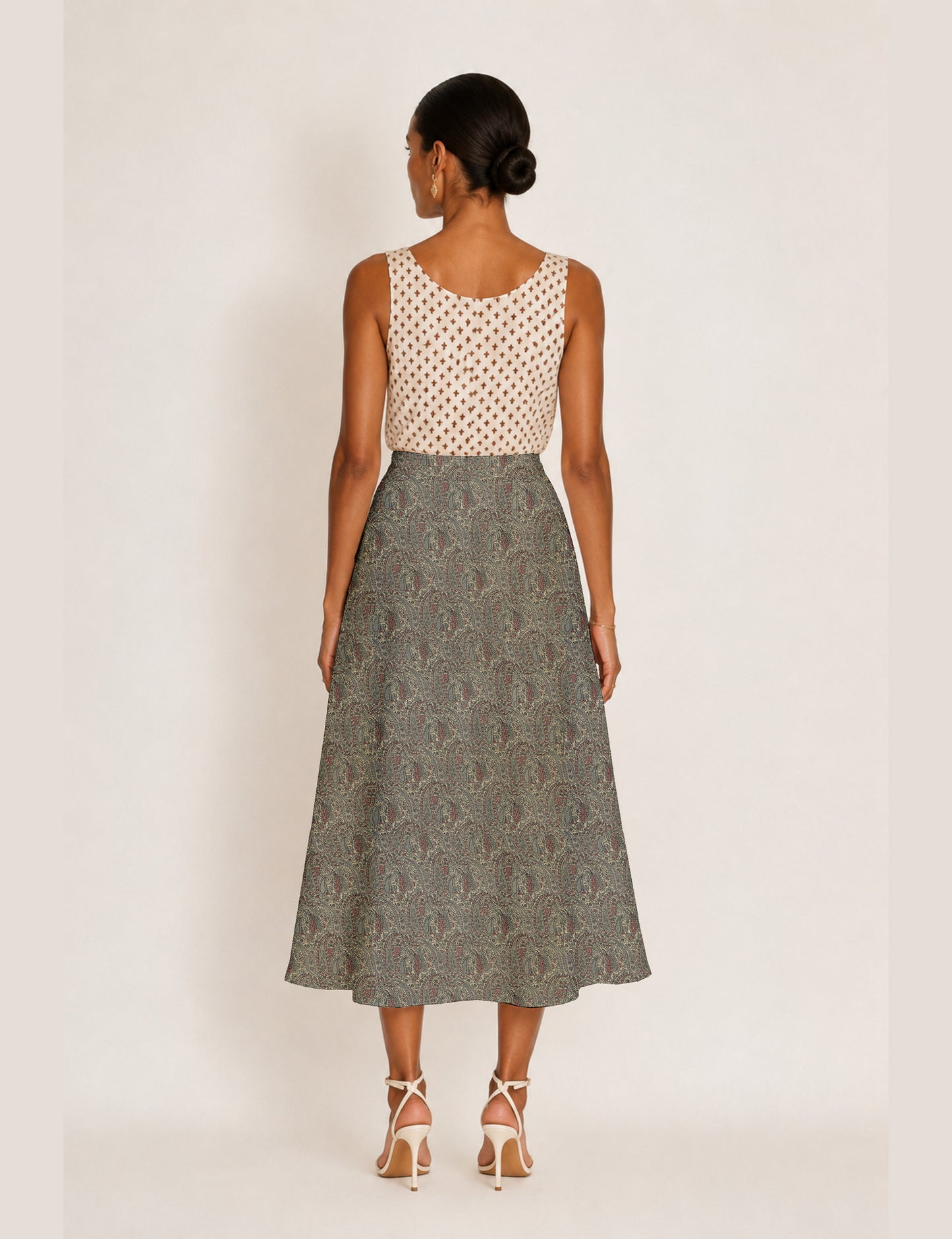 A line skirt with slit - Beige Paisley