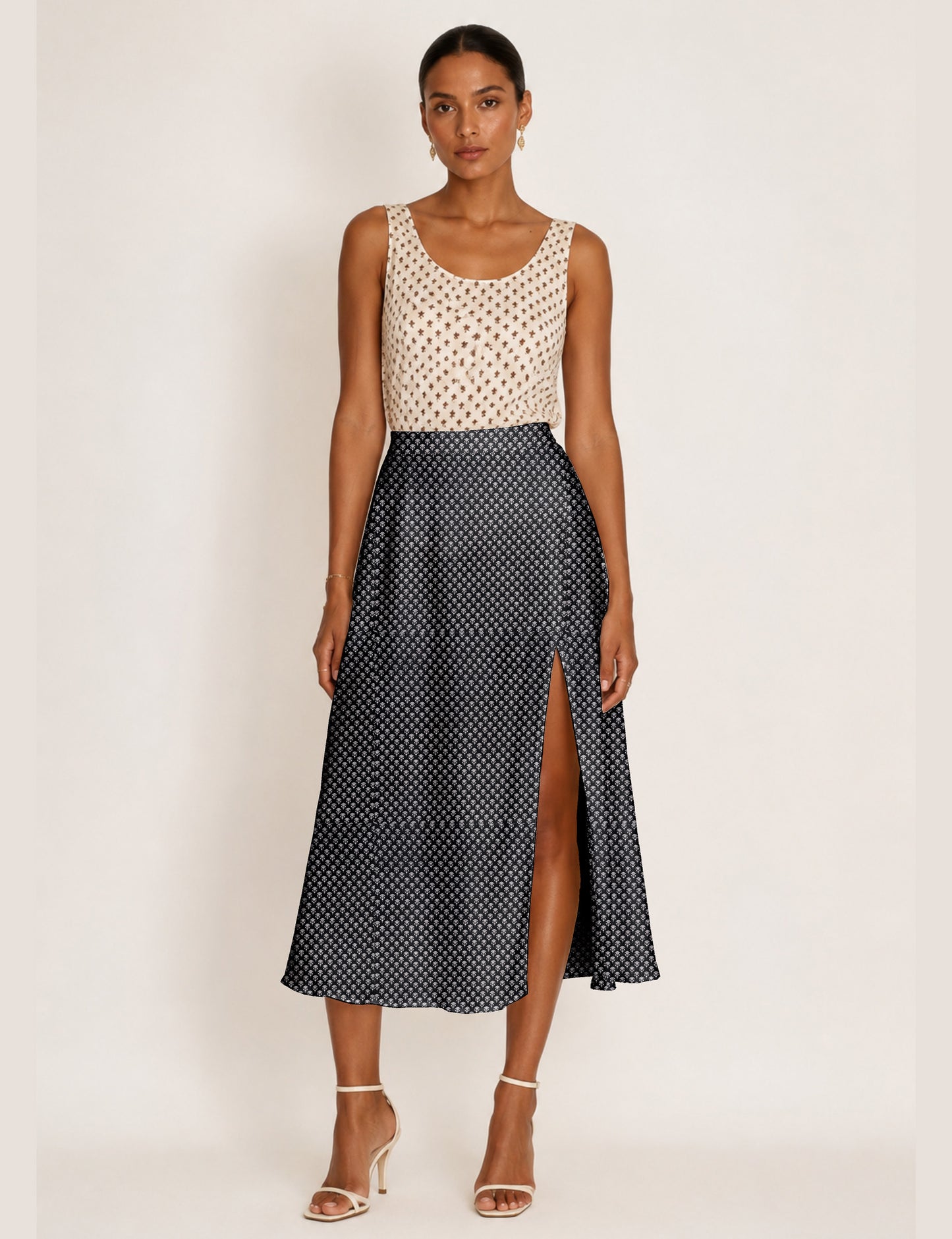 A line skirt with slit - Black Paisley