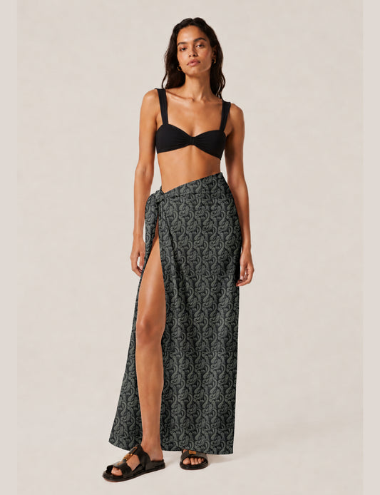 Explore sustainable elegance with our PAREO – a versatile piece for conscious fashion enthusiasts. More than an accessory, it's a statement of ethical clothing and green fashion. Ideal for getaways, this wrap-around works as a coverup, turban, or throw, showcasing our commitment to slow fashion, upcycled garments, and eco-friendly practices. Elevate your wardrobe with this eco-conscious and stylish pareo, a perfect addition to your collection of sustainable women's clothing.