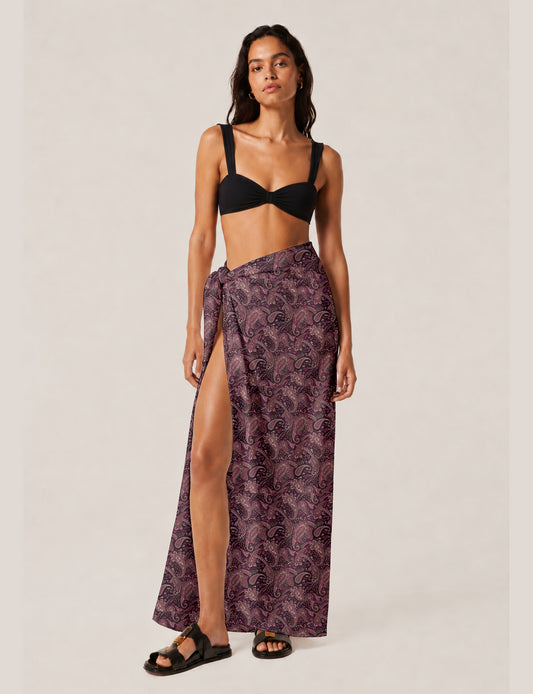 Explore sustainable elegance with our PAREO – a versatile piece for conscious fashion enthusiasts. More than an accessory, it's a statement of ethical clothing and green fashion. Ideal for getaways, this wrap-around works as a coverup, turban, or throw, showcasing our commitment to slow fashion, upcycled garments, and eco-friendly practices. Elevate your wardrobe with this eco-conscious and stylish pareo, a perfect addition to your collection of sustainable women's clothing.
