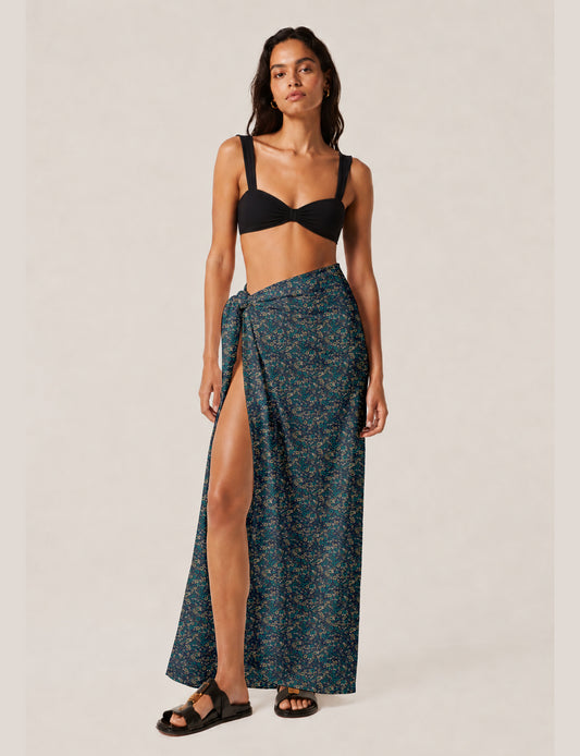 Explore sustainable elegance with our PAREO – a versatile piece for conscious fashion enthusiasts. More than an accessory, it's a statement of ethical clothing and green fashion. Ideal for getaways, this wrap-around works as a coverup, turban, or throw, showcasing our commitment to slow fashion, upcycled garments, and eco-friendly practices. Elevate your wardrobe with this eco-conscious and stylish pareo, a perfect addition to your collection of sustainable women's clothing.
