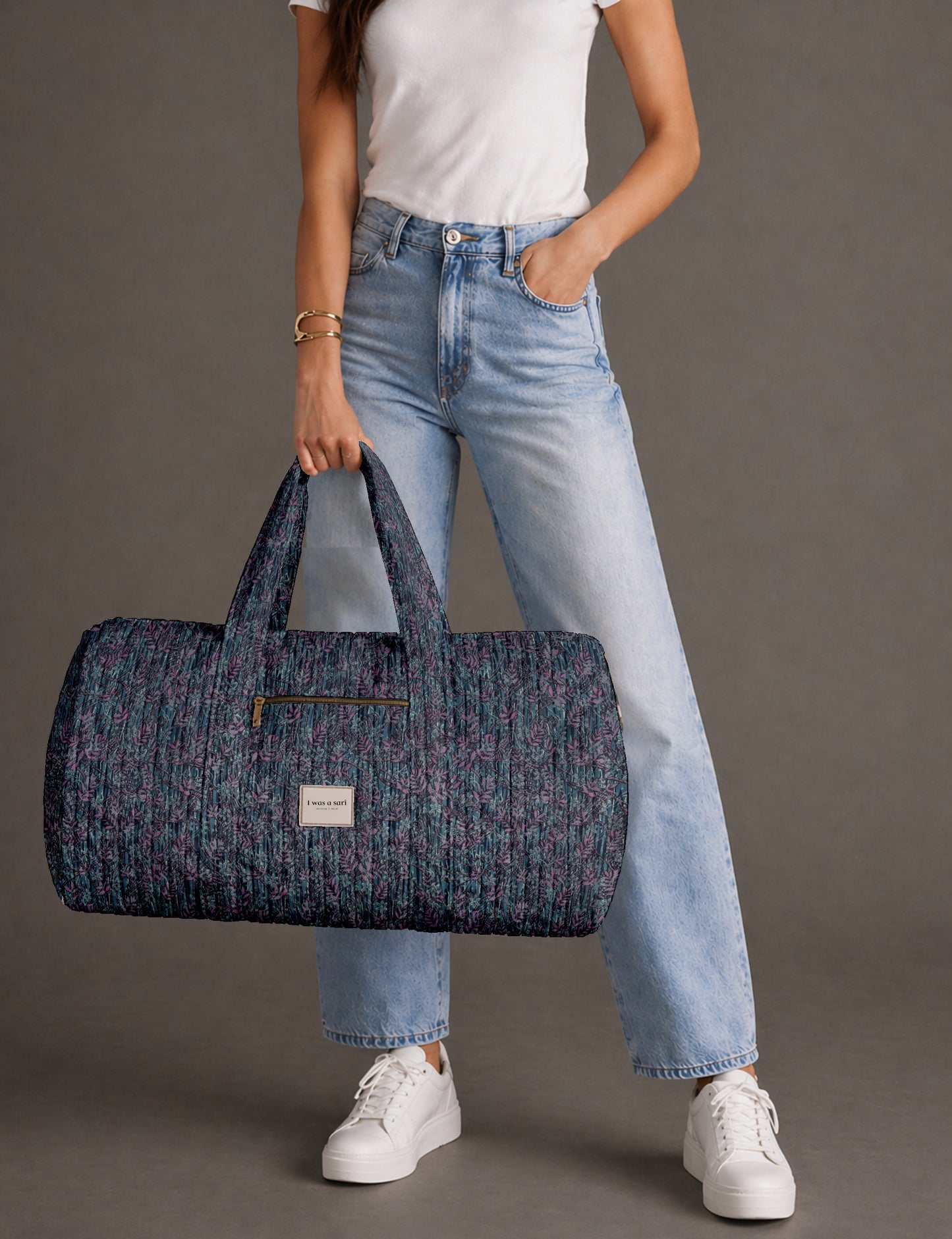 Quilted travel barrel bag with spacious interior and dual handles
Stylish quilted barrel handbag for daily use and short trips
Quilted barrel duffle-style bag with zip closure and inner pouch
I was a Sari quilted barrel bag front view showing structured shape
Quilted barrel bag side view highlighting size and handle drop
Open quilted barrel bag showing spacious interior and pouch