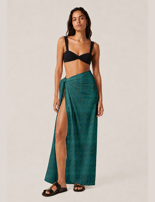 Explore sustainable elegance with our PAREO – a versatile piece for conscious fashion enthusiasts. More than an accessory, it's a statement of ethical clothing and green fashion. Ideal for getaways, this wrap-around works as a coverup, turban, or throw, showcasing our commitment to slow fashion, upcycled garments, and eco-friendly practices. Elevate your wardrobe with this eco-conscious and stylish pareo, a perfect addition to your collection of sustainable women's clothing.