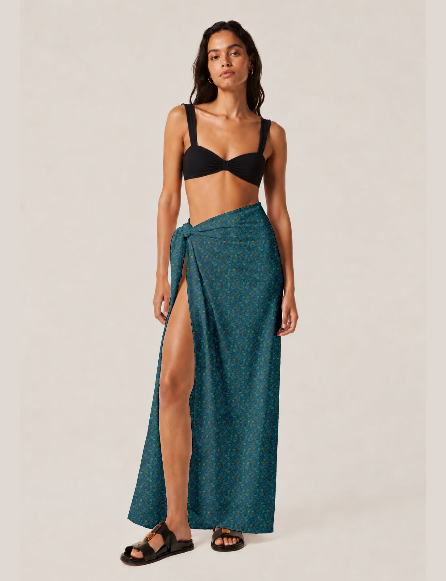 Explore sustainable elegance with our PAREO – a versatile piece for conscious fashion enthusiasts. More than an accessory, it's a statement of ethical clothing and green fashion. Ideal for getaways, this wrap-around works as a coverup, turban, or throw, showcasing our commitment to slow fashion, upcycled garments, and eco-friendly practices. Elevate your wardrobe with this eco-conscious and stylish pareo, a perfect addition to your collection of sustainable women's clothing.